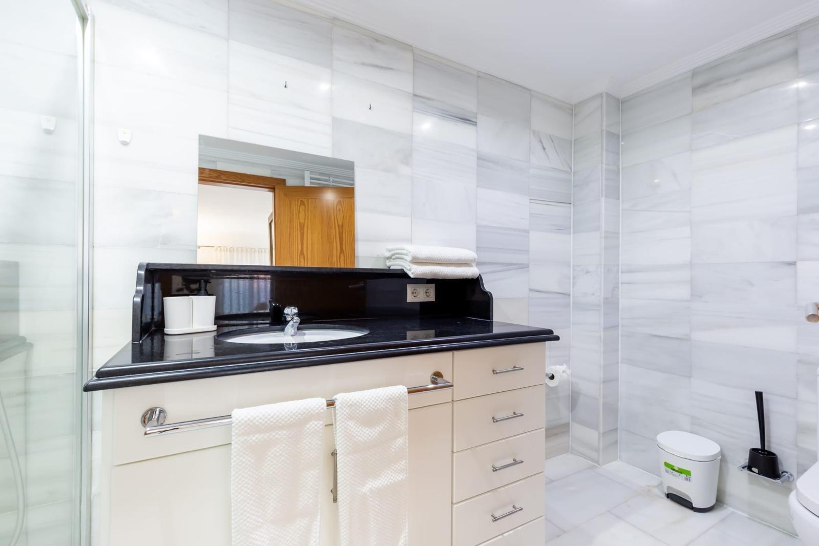 Ático reformado de 3 dorm. con licencia ETV para 6 pers a 250m de la playa