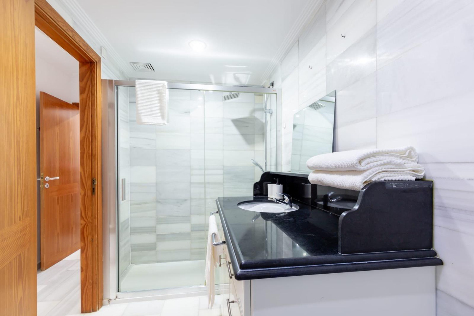 Ático reformado de 3 dorm. con licencia ETV para 6 pers a 250m de la playa