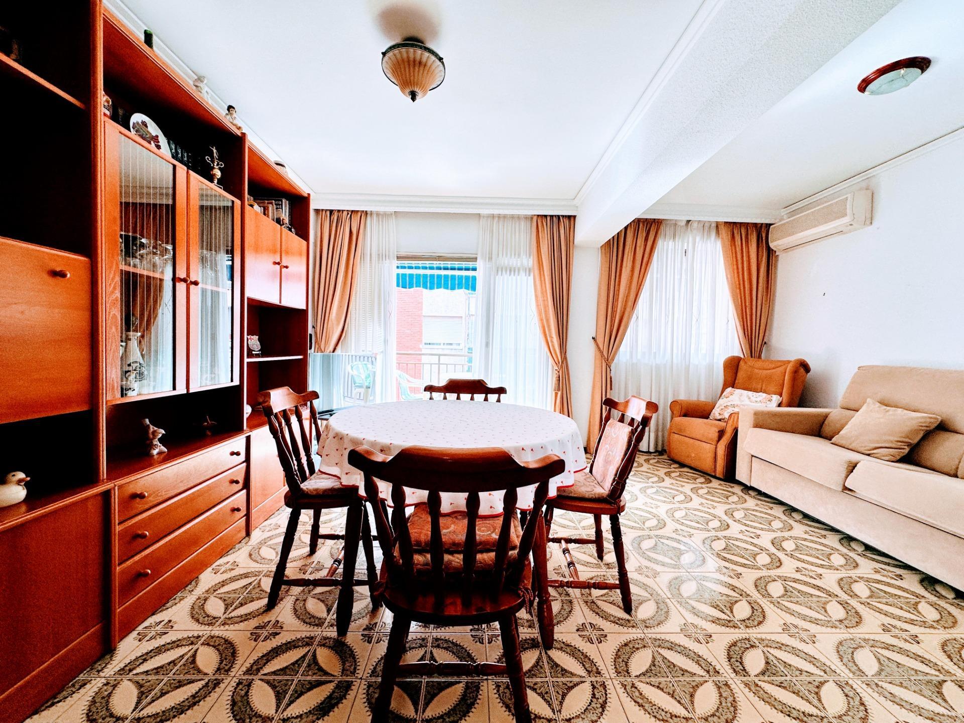 Luminoso y amplio piso en venta en Grau de Gandia, frente al Polideportivo