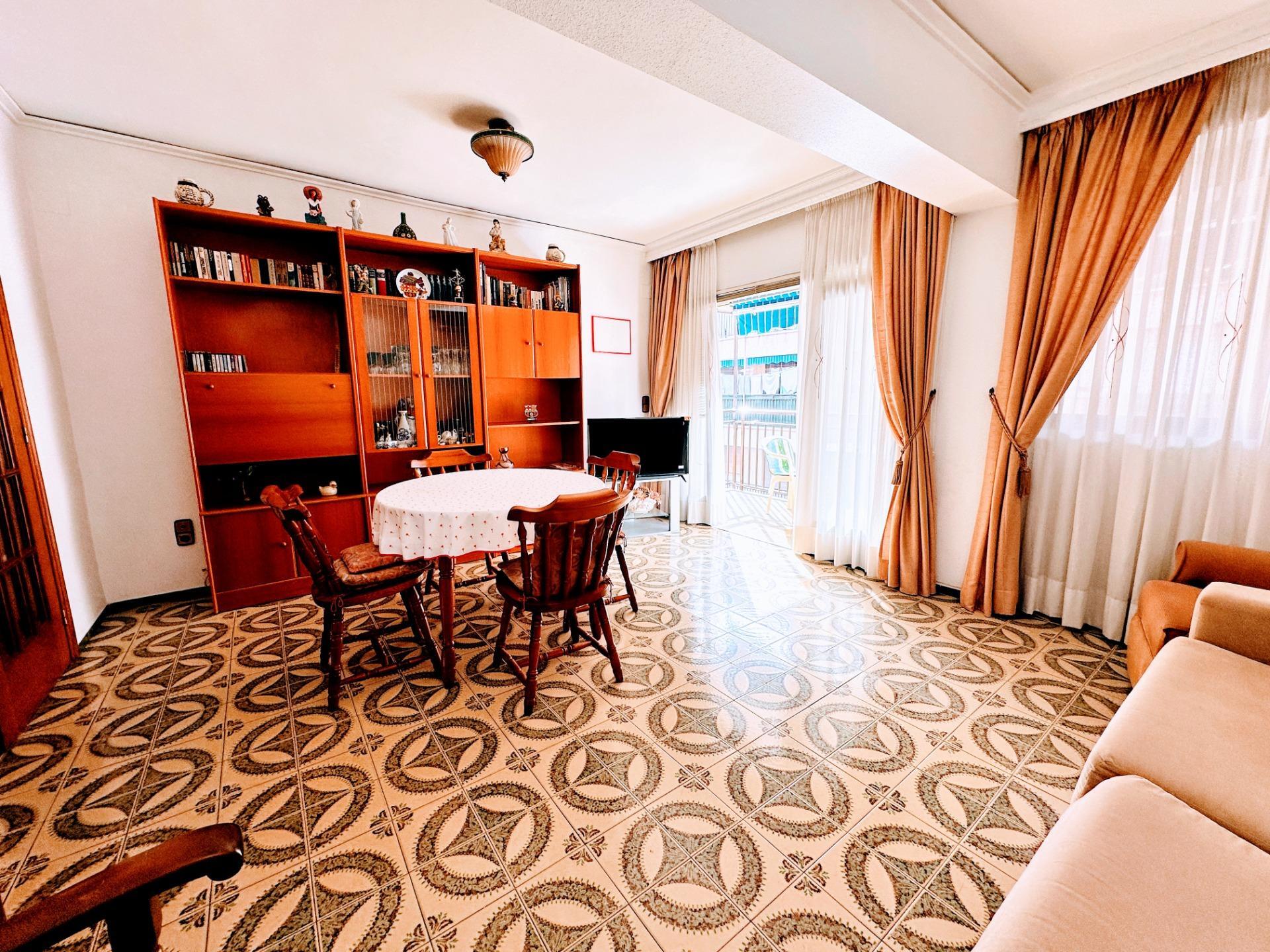 Luminoso y amplio piso en venta en Grau de Gandia, frente al Polideportivo