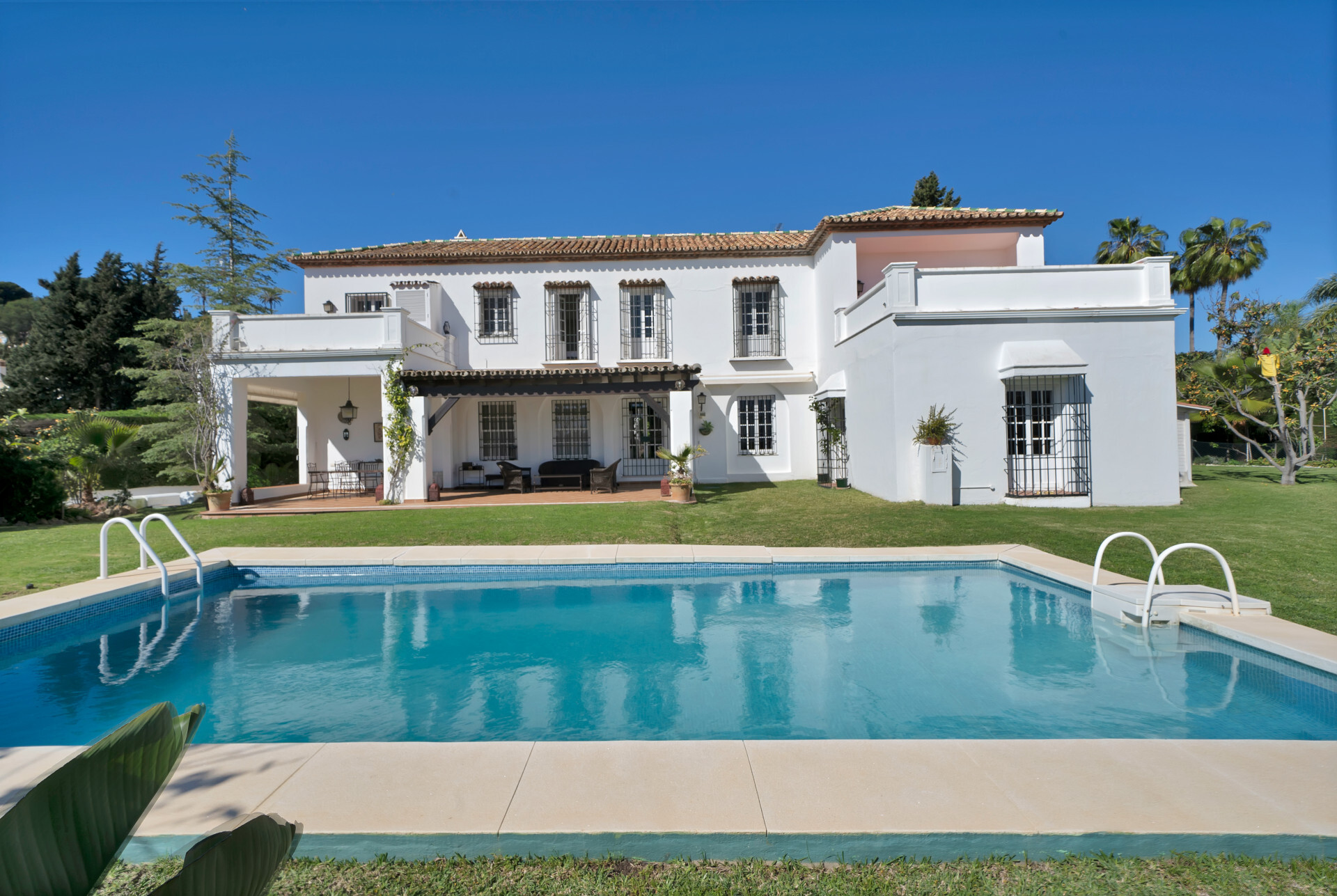 Nueva en el mercado, Exclusiva: Villa independiente en venta en Nueva Andalucía, Marbella ? Ubicación privilegiada y vistas al mar