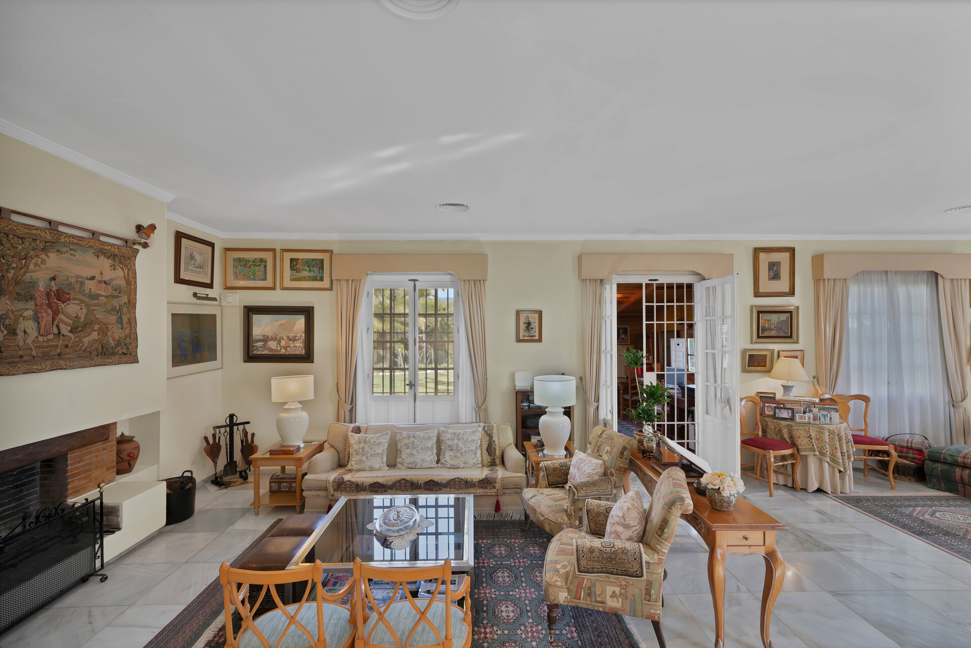 Nueva en el mercado, Exclusiva: Villa independiente en venta en Nueva Andalucía, Marbella ? Ubicación privilegiada y vistas al mar