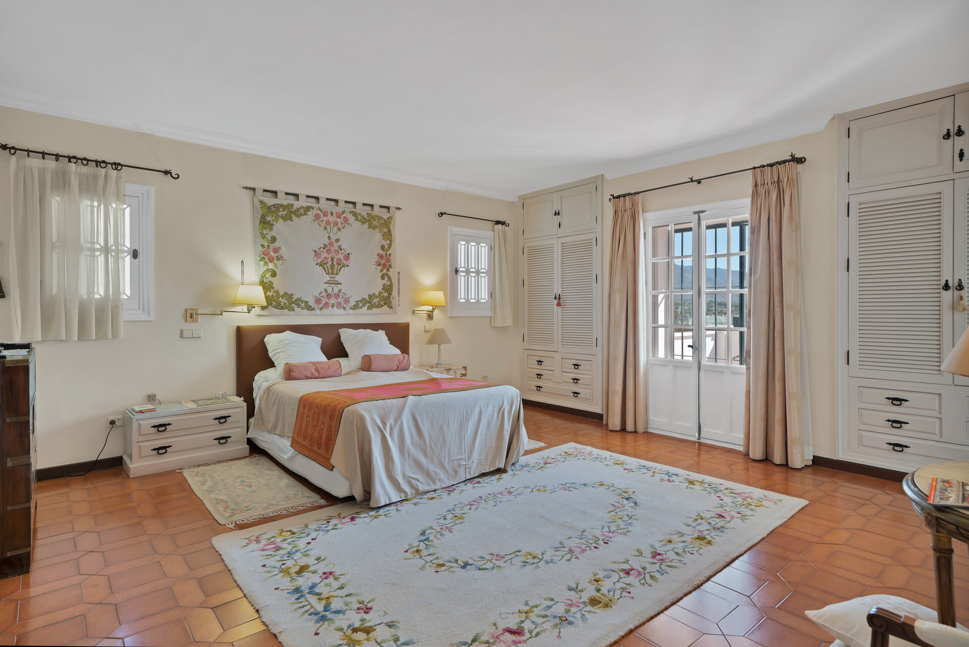 Nueva en el mercado, Exclusiva: Villa independiente en venta en Nueva Andalucía, Marbella ? Ubicación privilegiada y vistas al mar