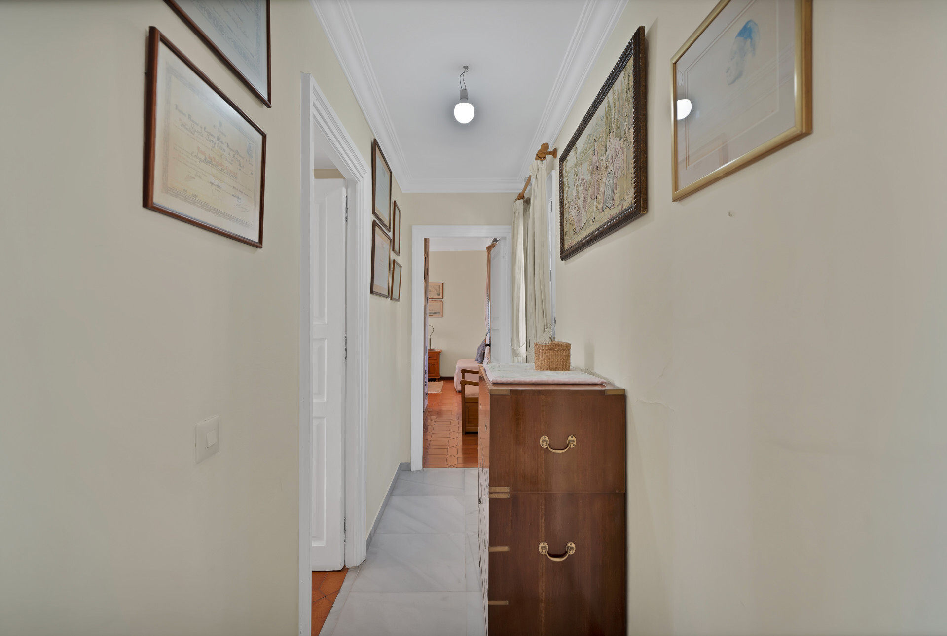 Nueva en el mercado, Exclusiva: Villa independiente en venta en Nueva Andalucía, Marbella ? Ubicación privilegiada y vistas al mar