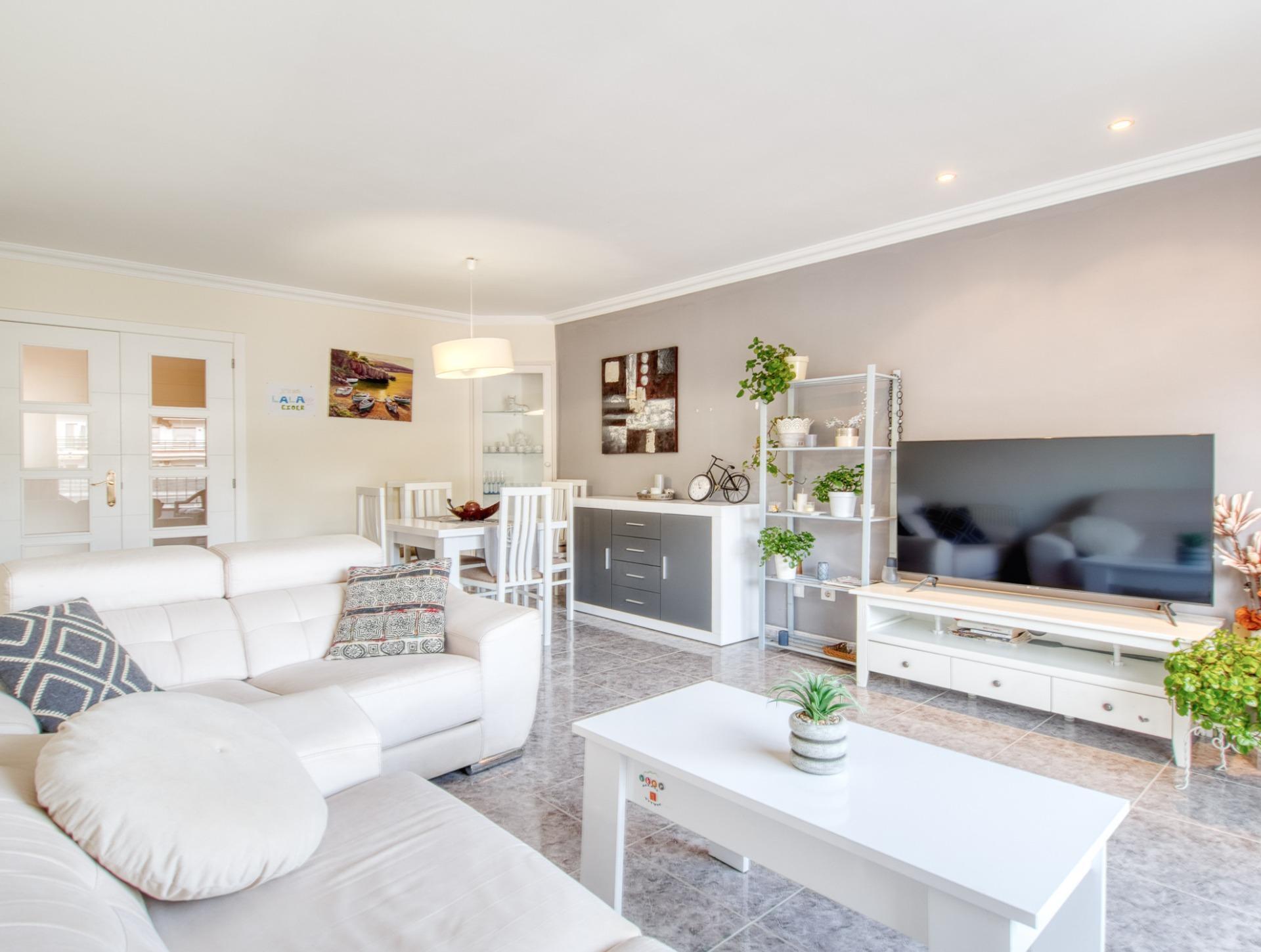 Ático en Roses con terraza privada de 46 m² y vistas a la montaña