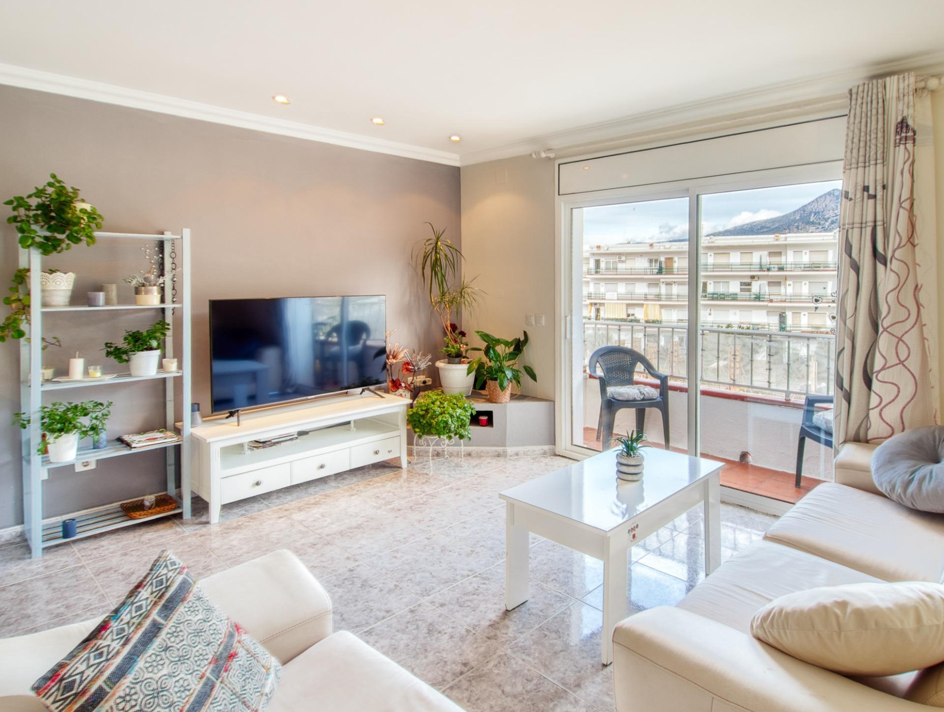 Ático en Roses con terraza privada de 46 m² y vistas a la montaña