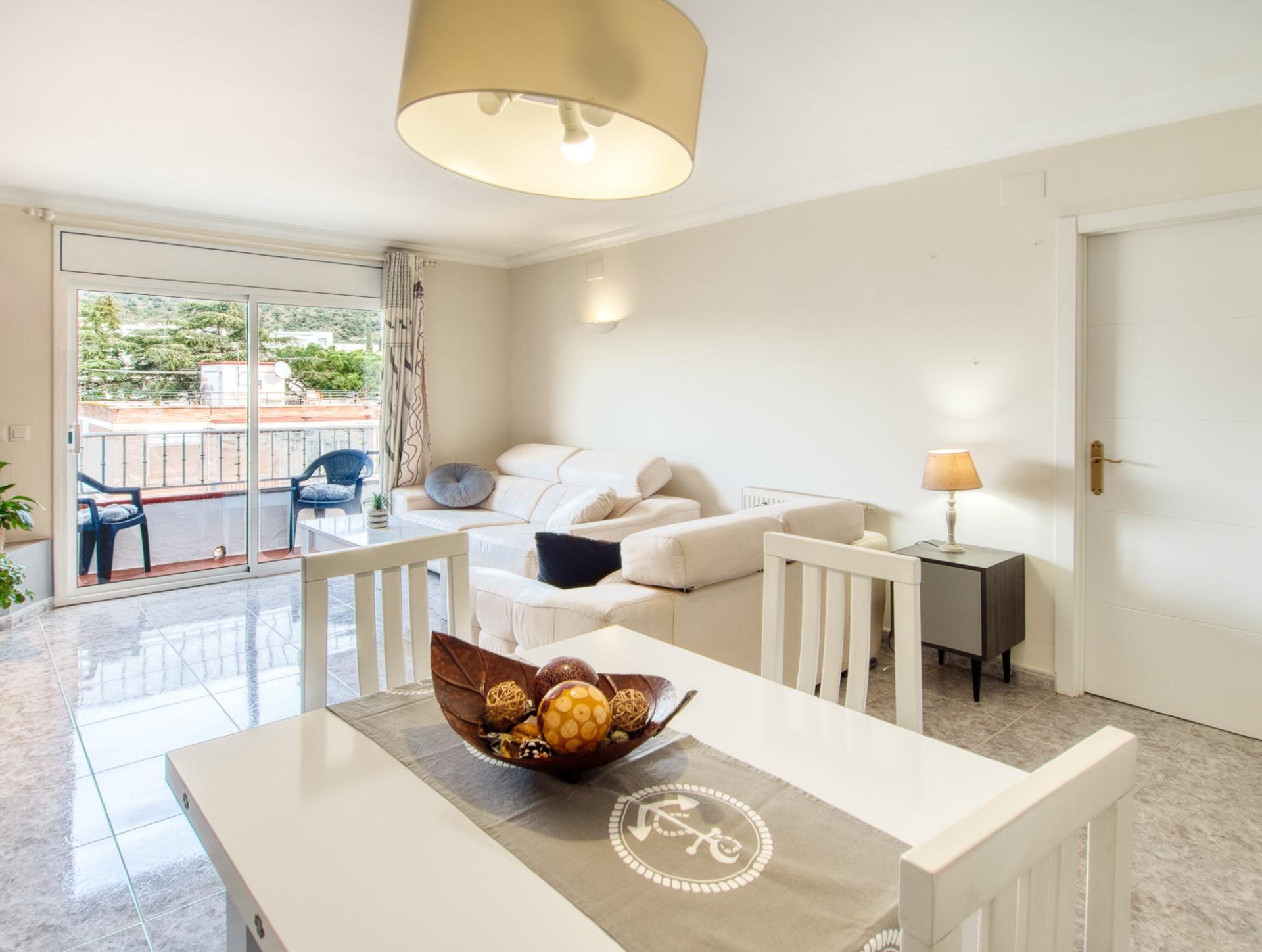 Ático en Roses con terraza privada de 46 m² y vistas a la montaña