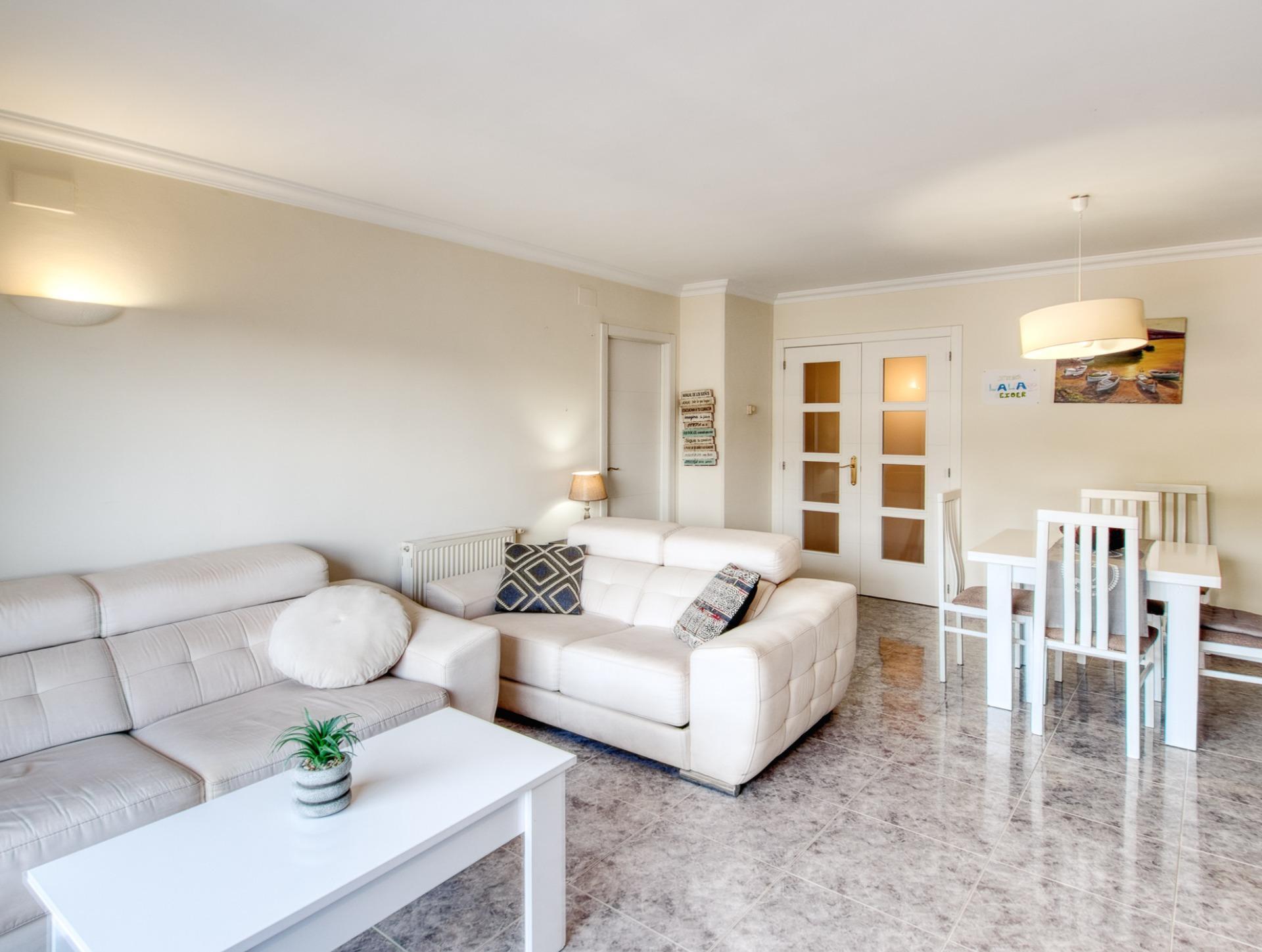 Ático en Roses con terraza privada de 46 m² y vistas a la montaña