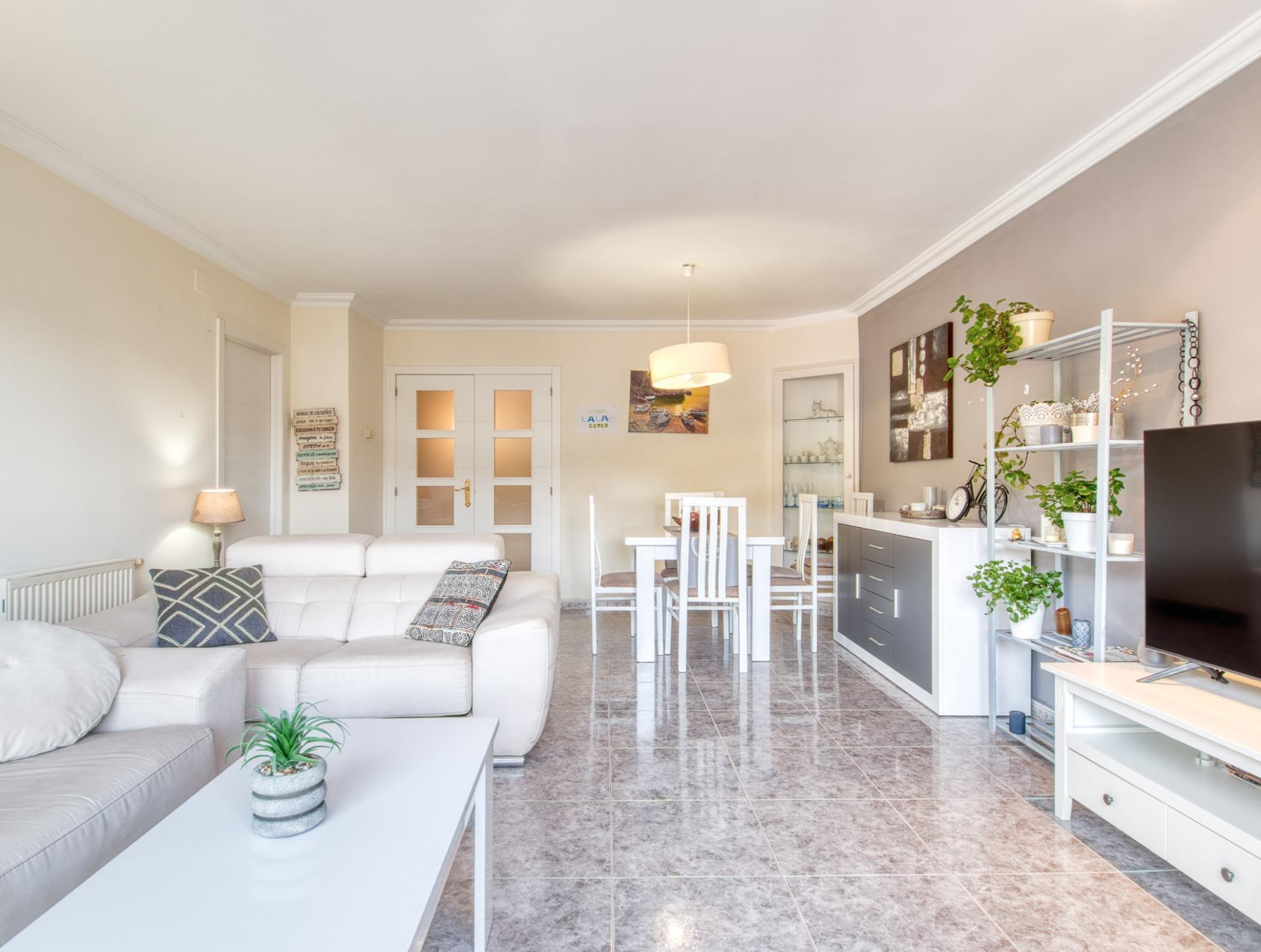 Ático en Roses con terraza privada de 46 m² y vistas a la montaña