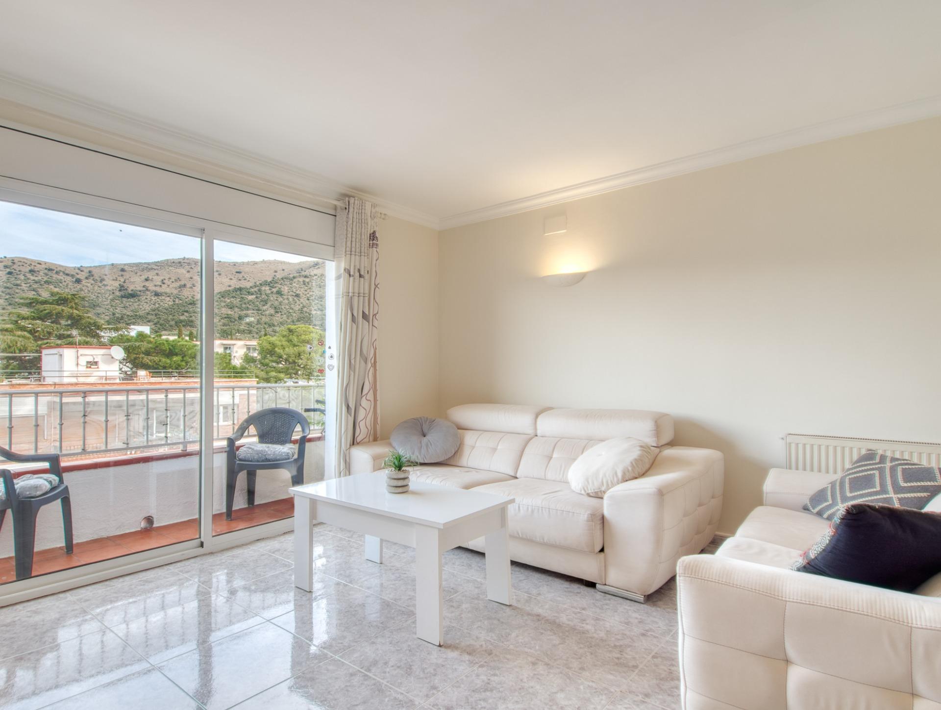 Ático en Roses con terraza privada de 46 m² y vistas a la montaña