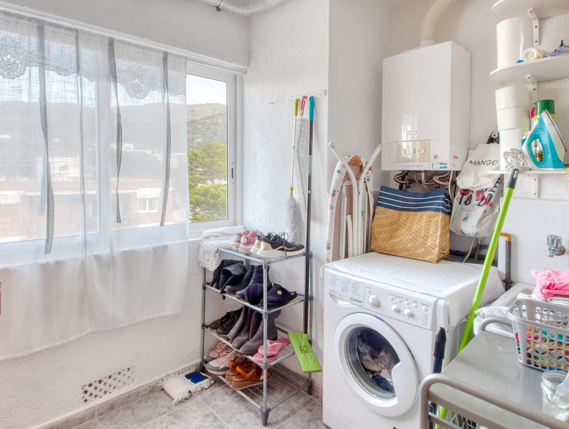 Ático en Roses con terraza privada de 46 m² y vistas a la montaña