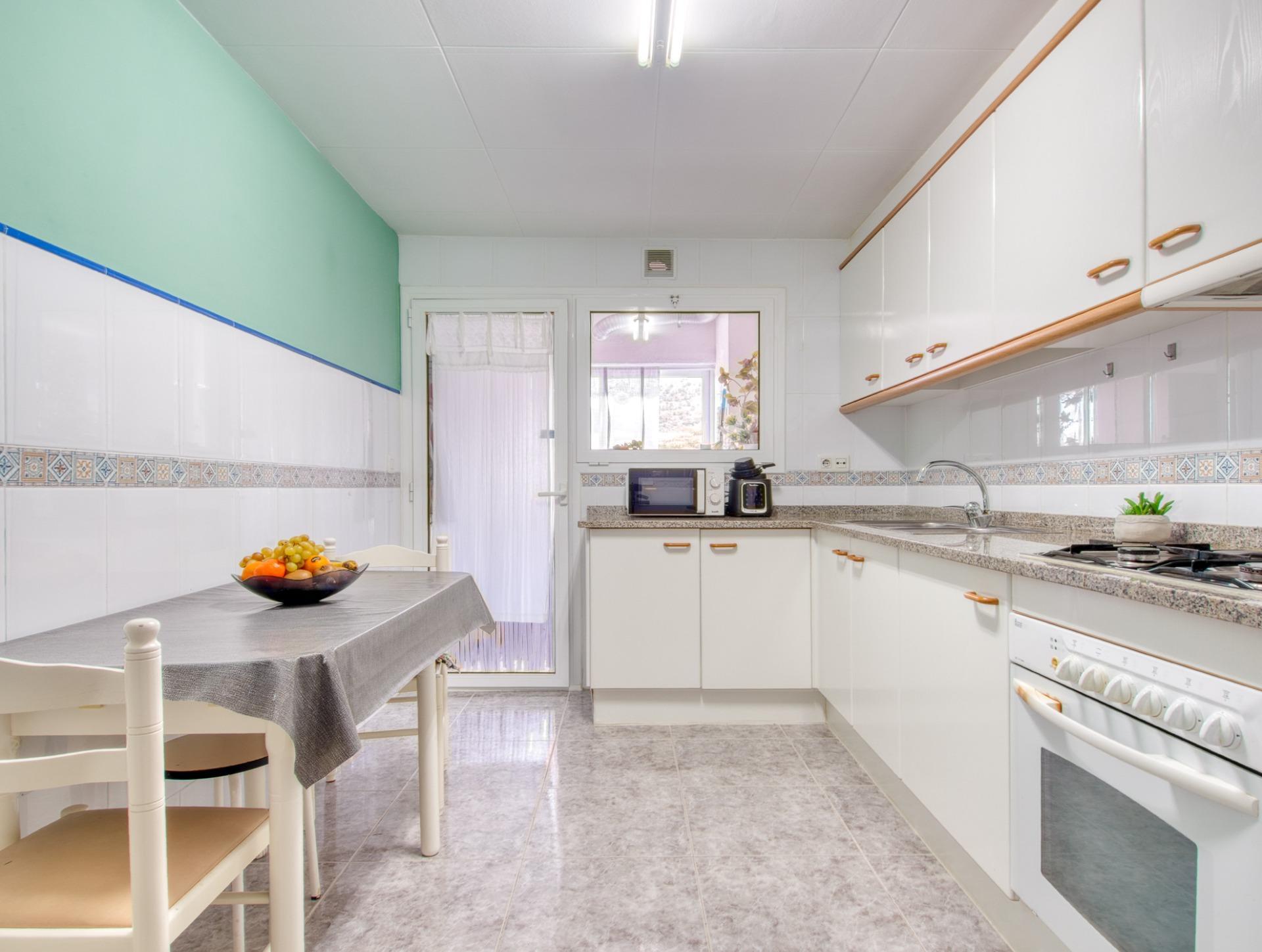 Ático en Roses con terraza privada de 46 m² y vistas a la montaña