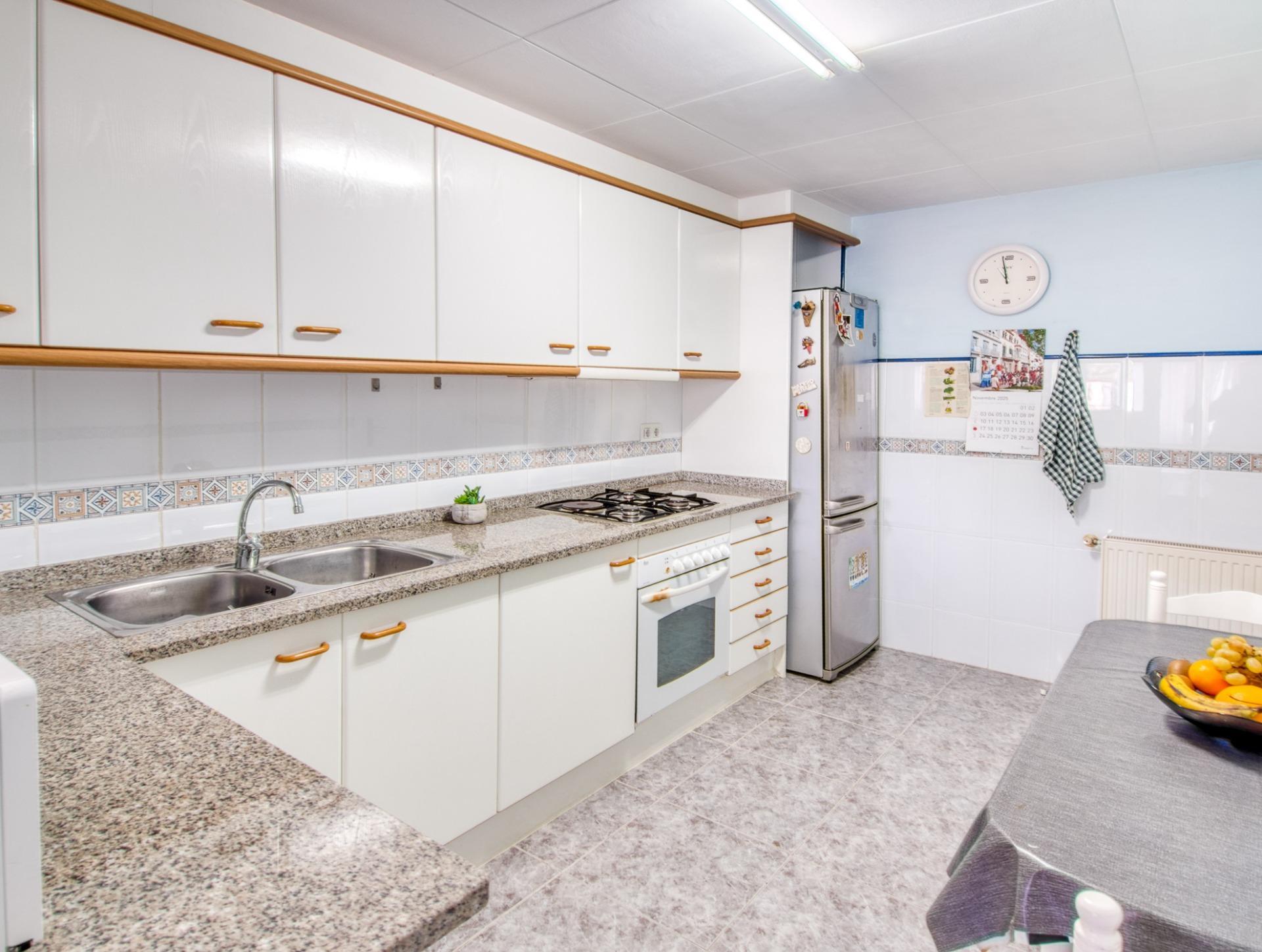 Ático en Roses con terraza privada de 46 m² y vistas a la montaña