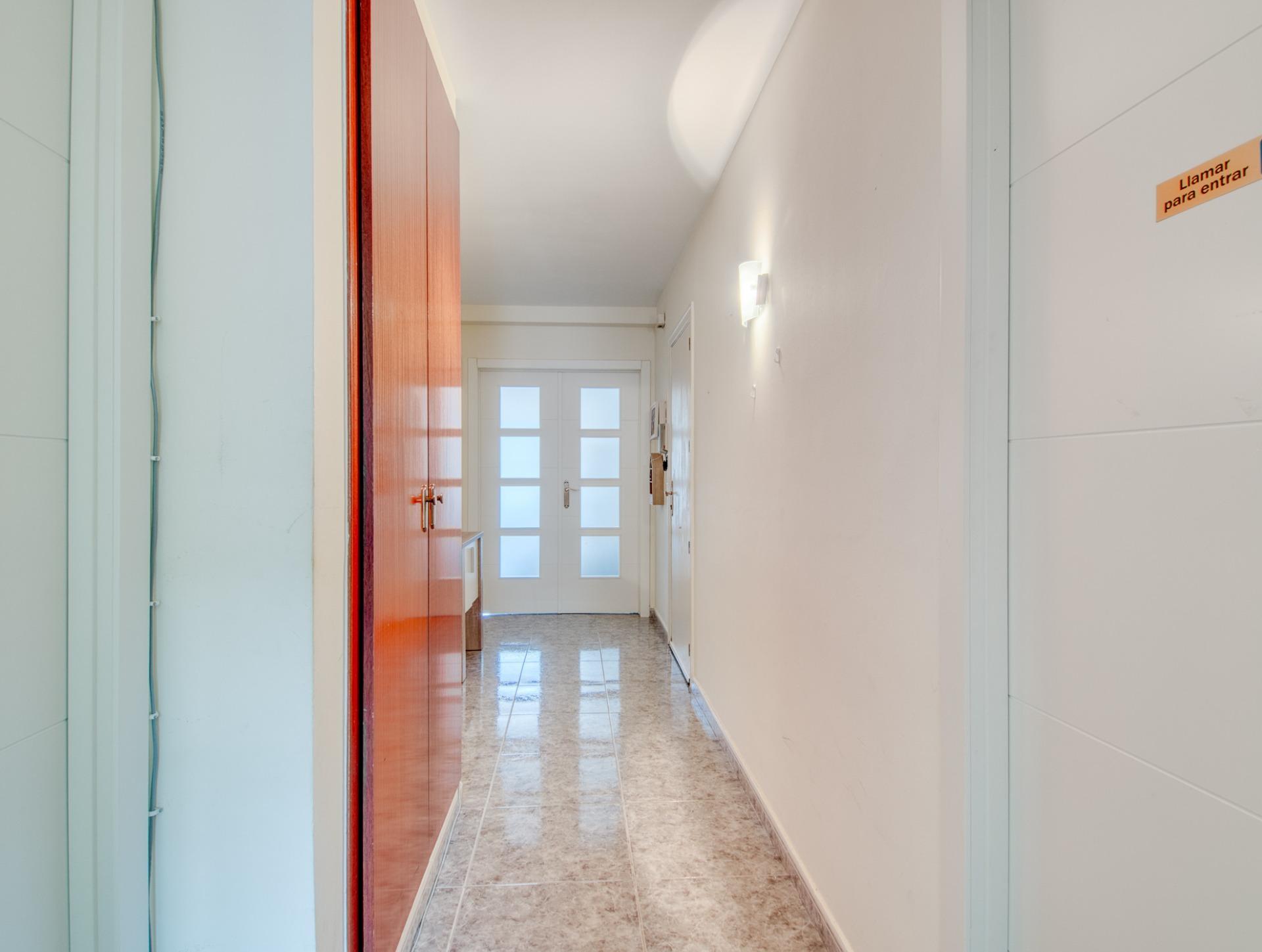 Ático en Roses con terraza privada de 46 m² y vistas a la montaña