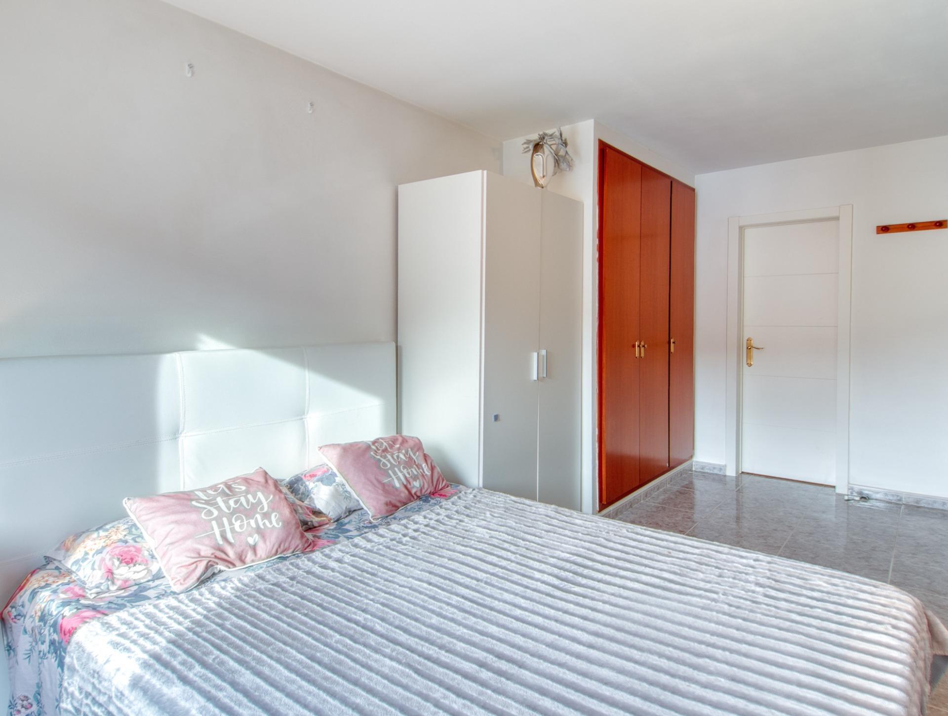 Ático en Roses con terraza privada de 46 m² y vistas a la montaña