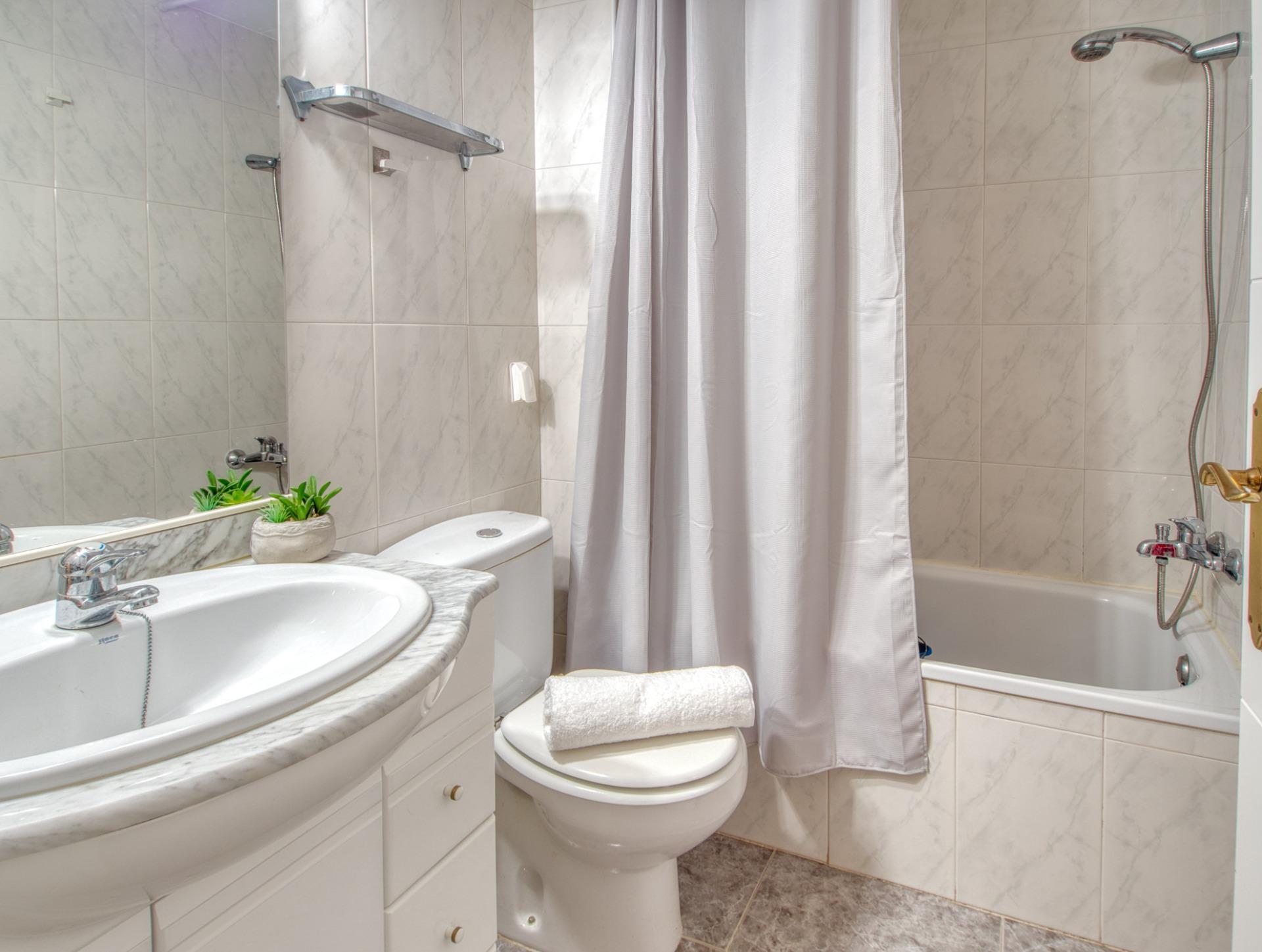 Ático en Roses con terraza privada de 46 m² y vistas a la montaña