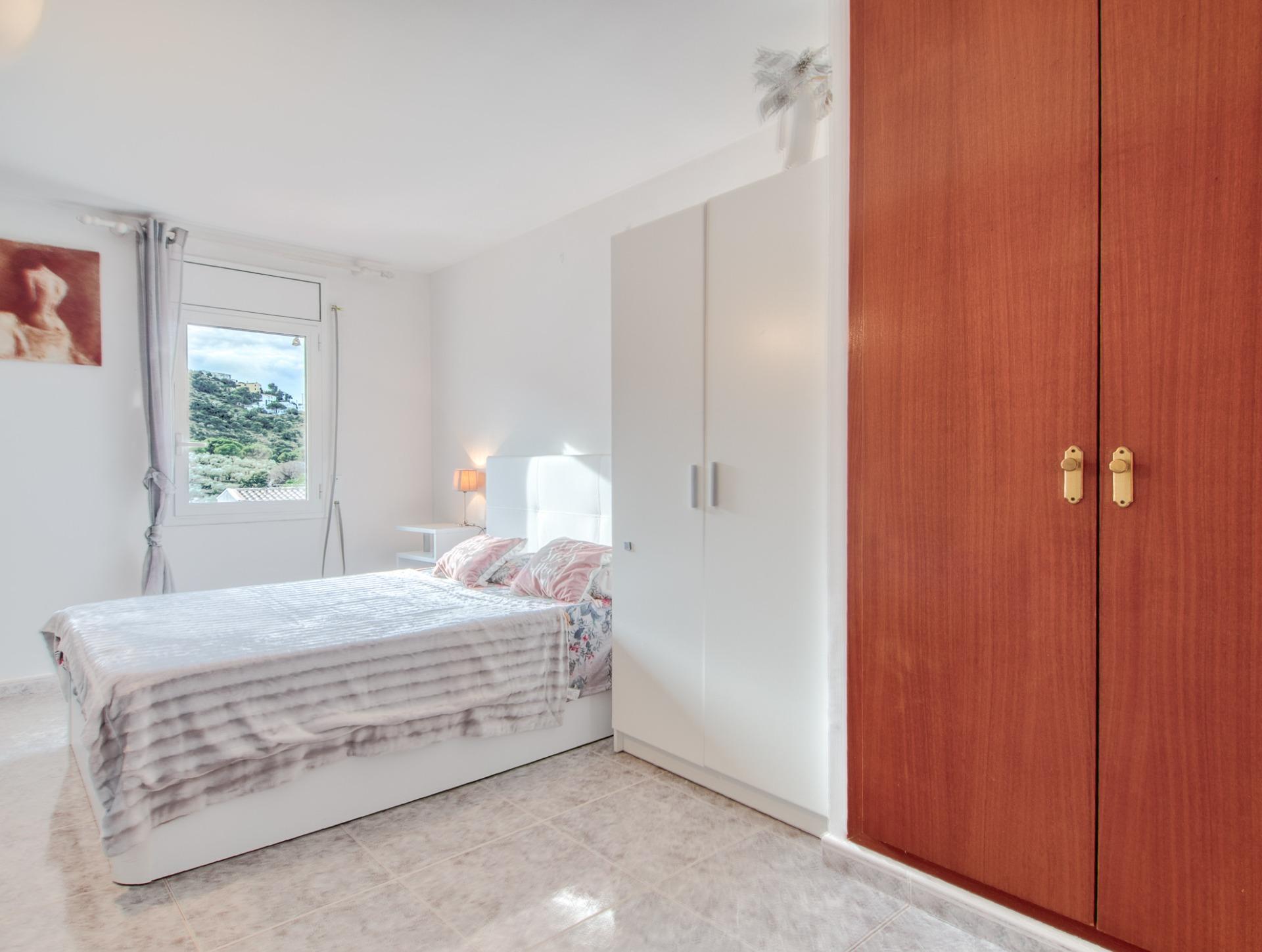 Ático en Roses con terraza privada de 46 m² y vistas a la montaña