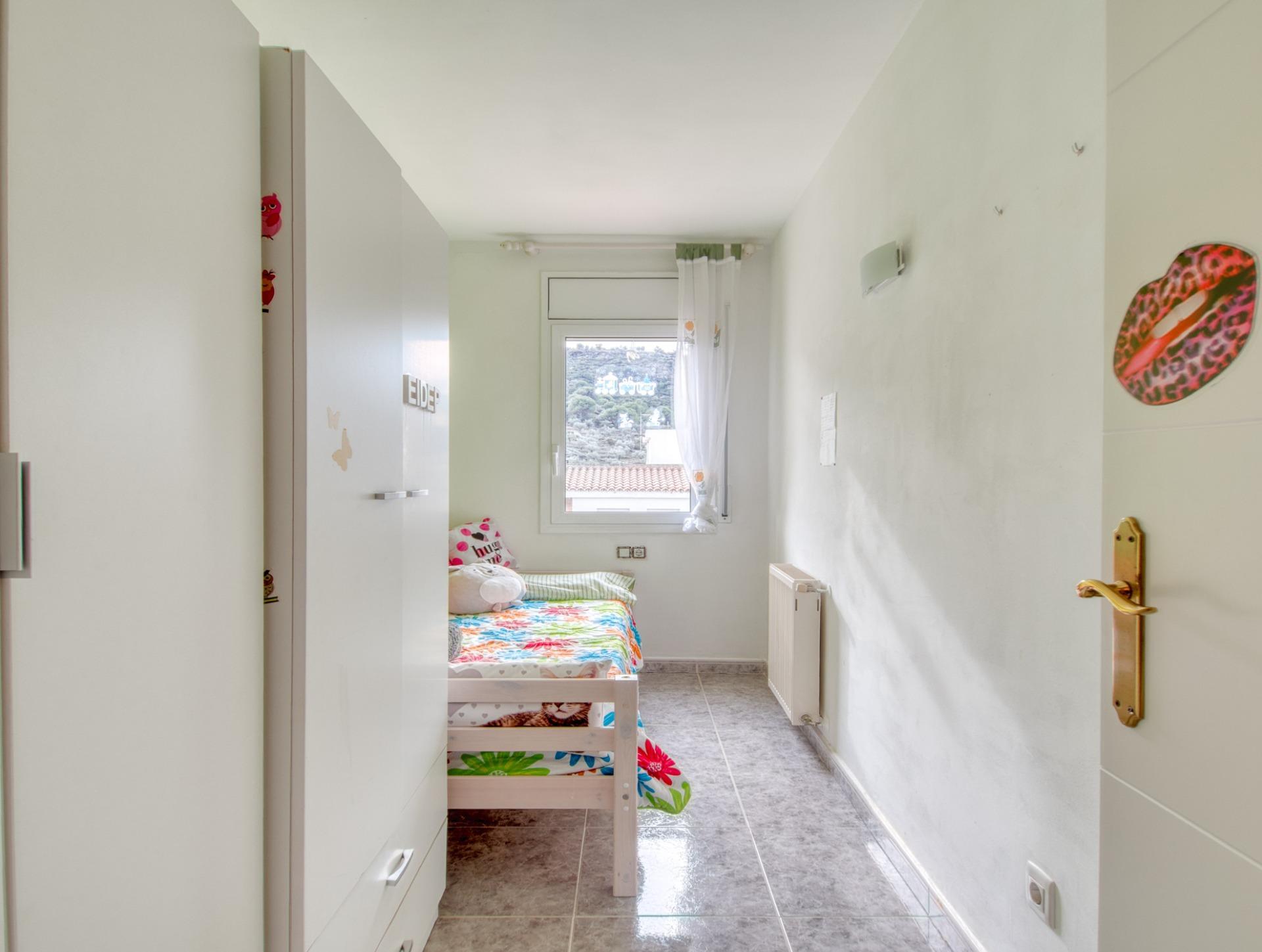 Ático en Roses con terraza privada de 46 m² y vistas a la montaña