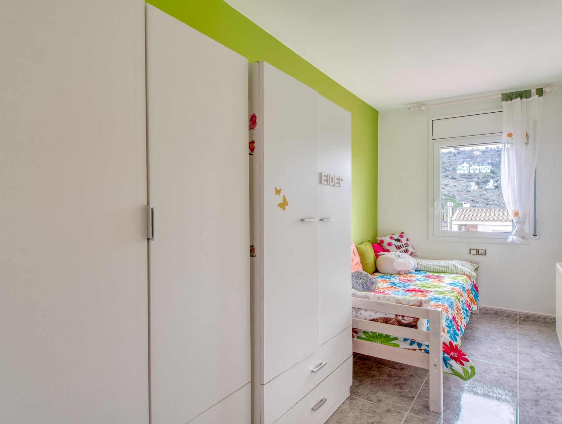 Ático en Roses con terraza privada de 46 m² y vistas a la montaña