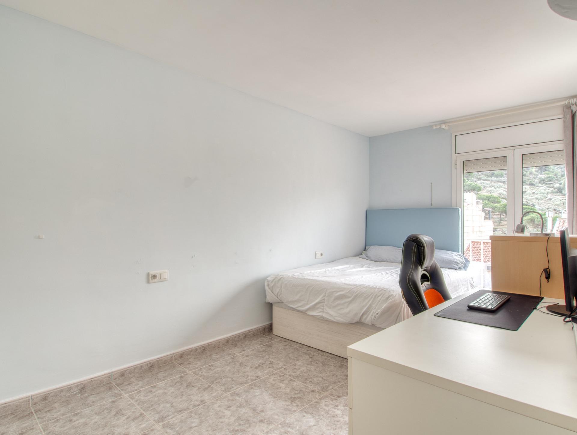 Ático en Roses con terraza privada de 46 m² y vistas a la montaña