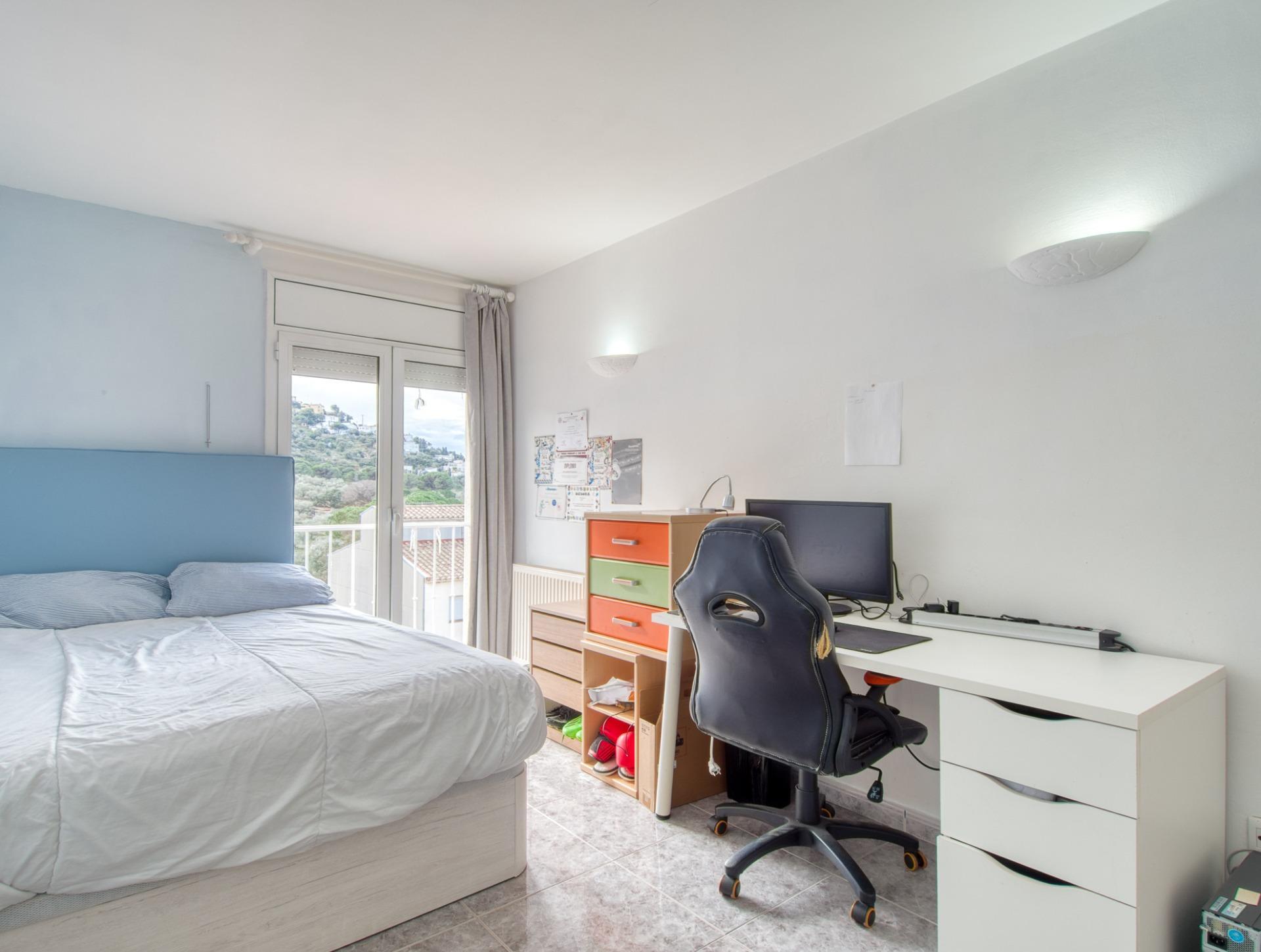 Ático en Roses con terraza privada de 46 m² y vistas a la montaña