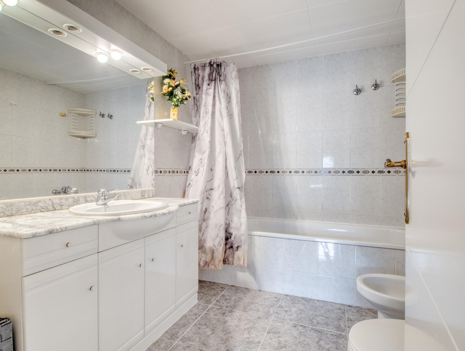 Ático en Roses con terraza privada de 46 m² y vistas a la montaña