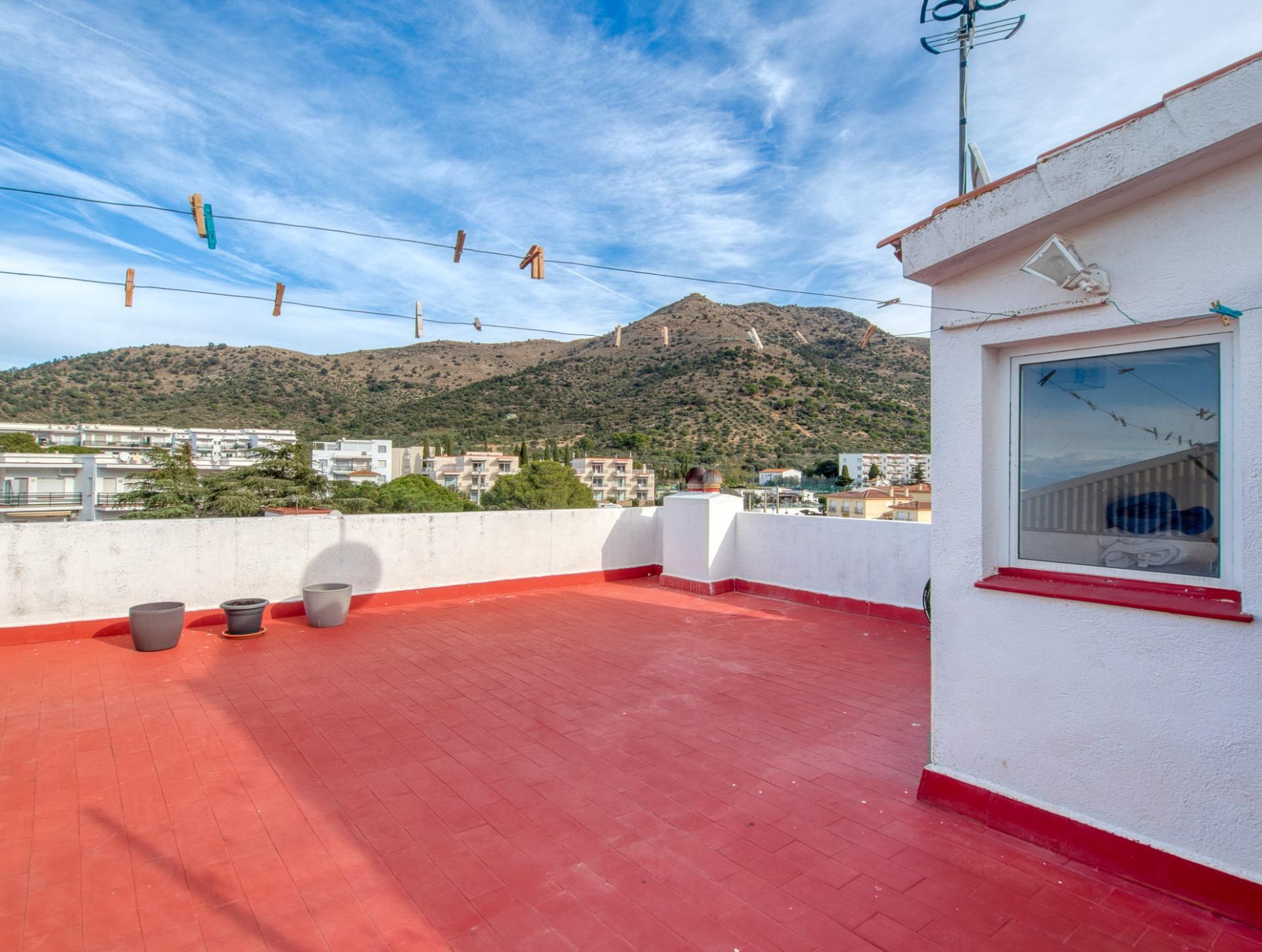 Ático en Roses con terraza privada de 46 m² y vistas a la montaña