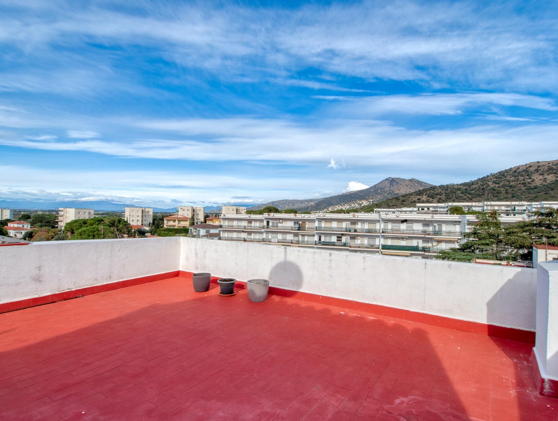 Ático en Roses con terraza privada de 46 m² y vistas a la montaña
