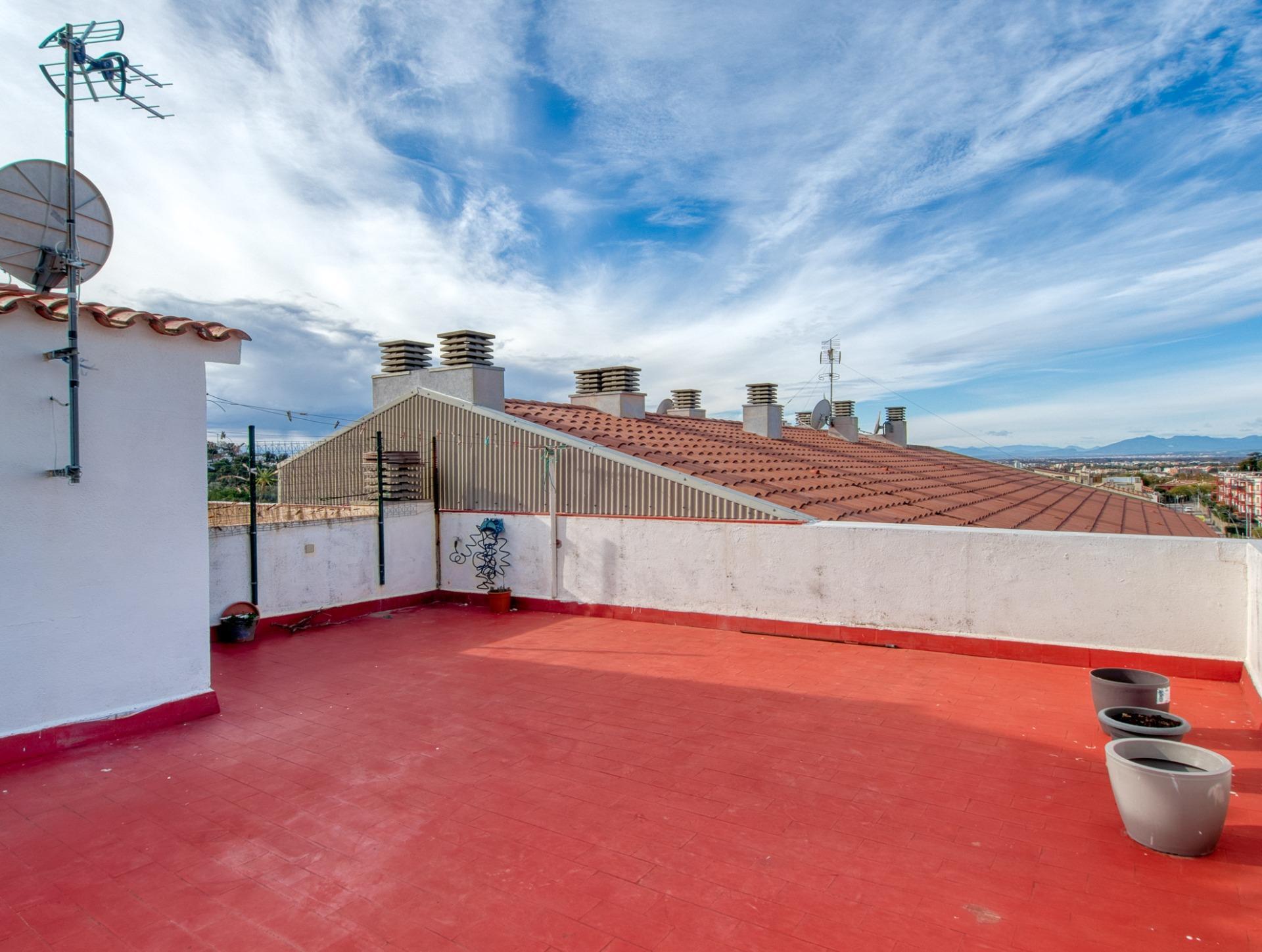 Ático en Roses con terraza privada de 46 m² y vistas a la montaña