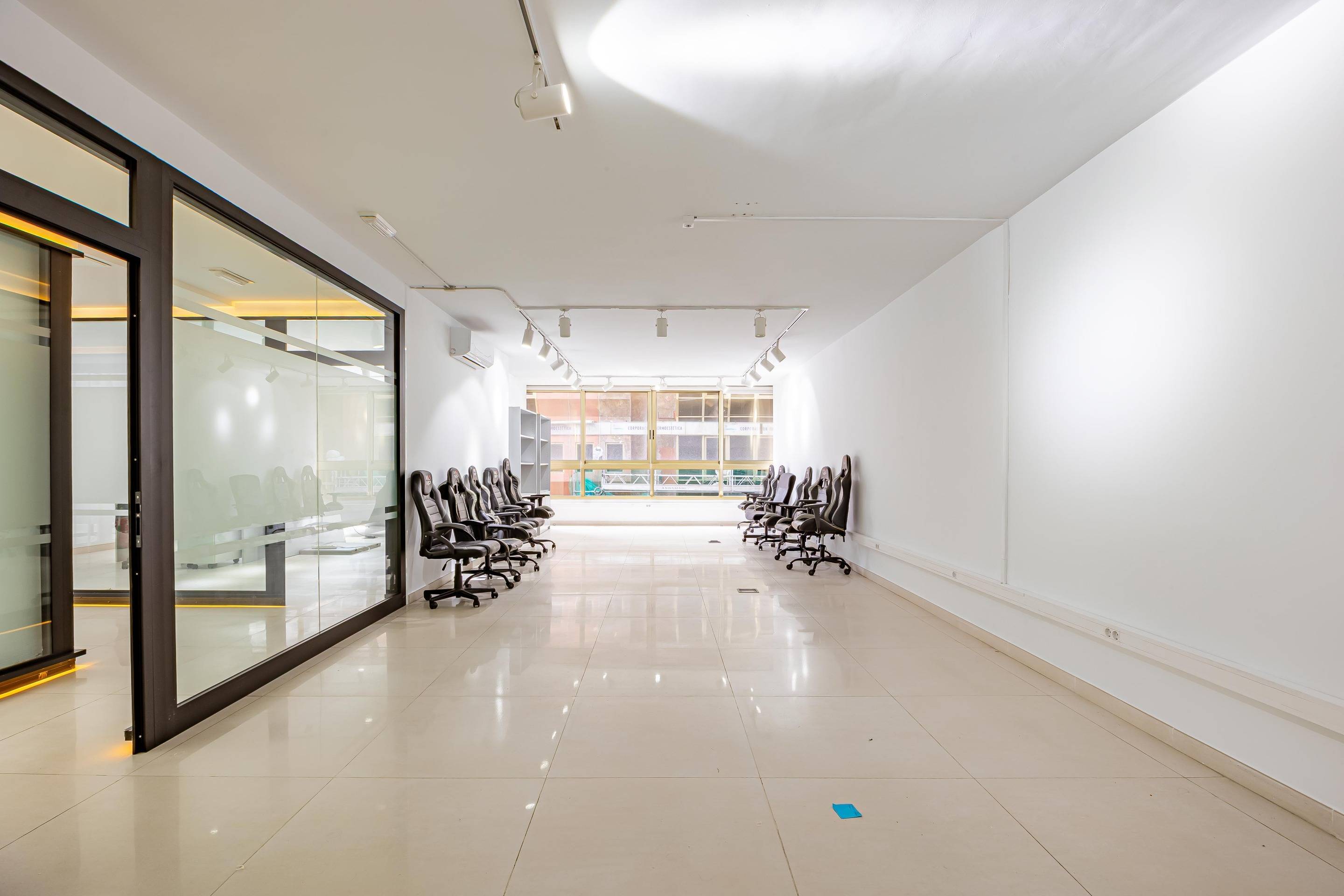 AMPLIA OFICINA EN ALQUILER EN PARQUE SANTA CATALINA