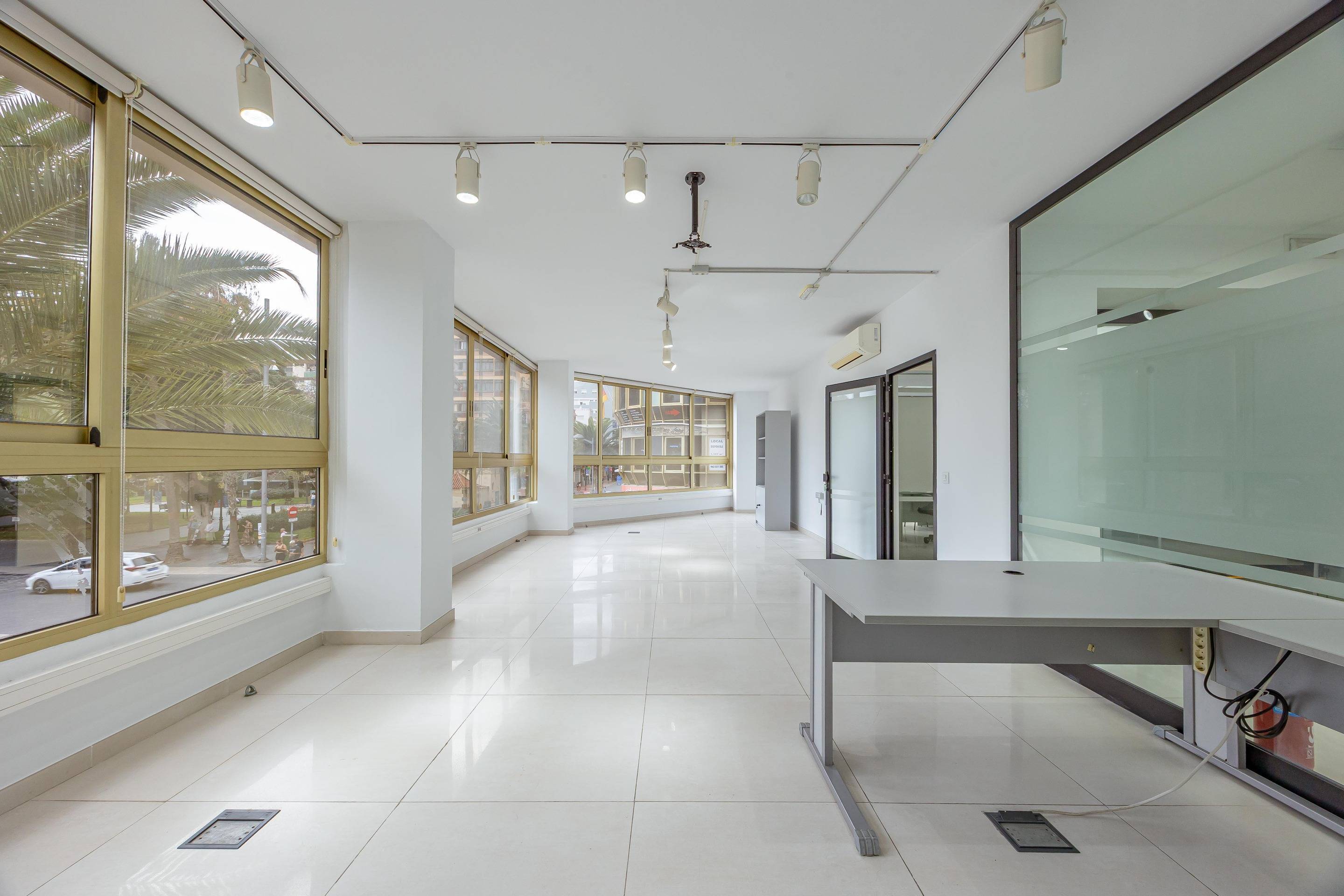 AMPLIA OFICINA EN ALQUILER EN PARQUE SANTA CATALINA