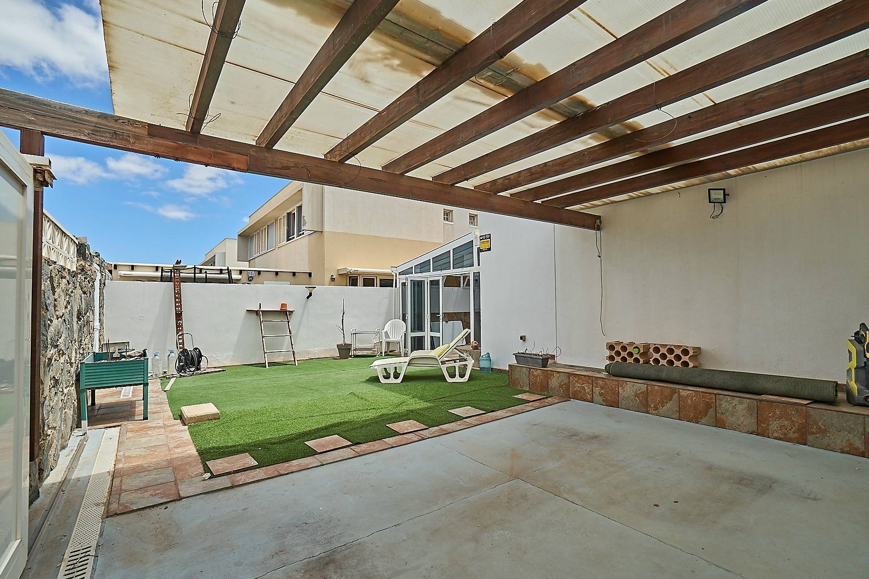 Chalet pareado con terraza y garaje en playa El Burrero