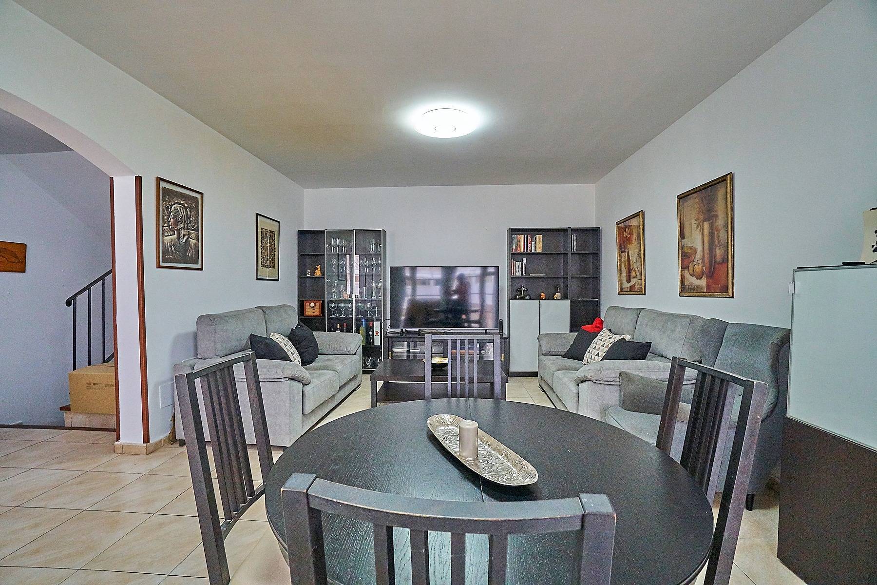 Chalet pareado con terraza y garaje en playa El Burrero