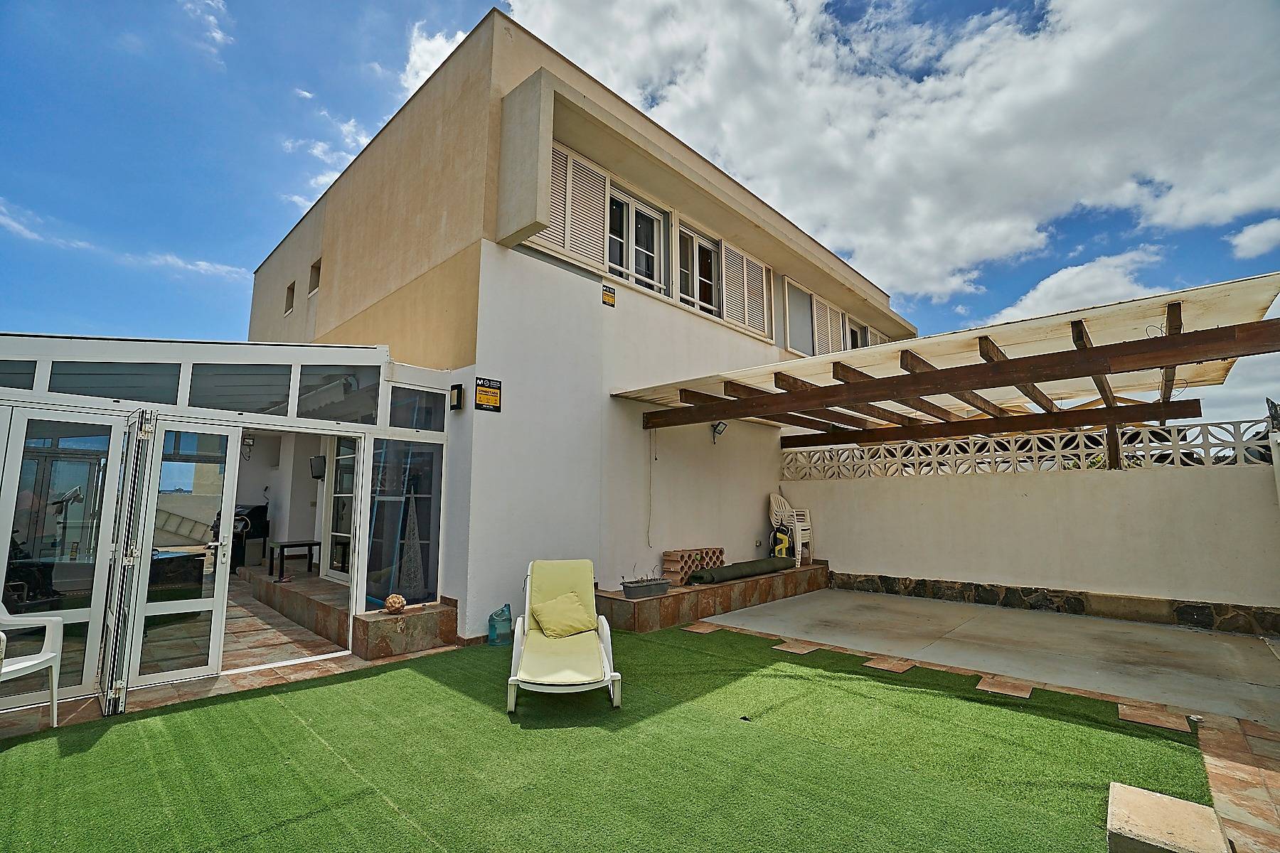 Chalet pareado con terraza y garaje en playa El Burrero