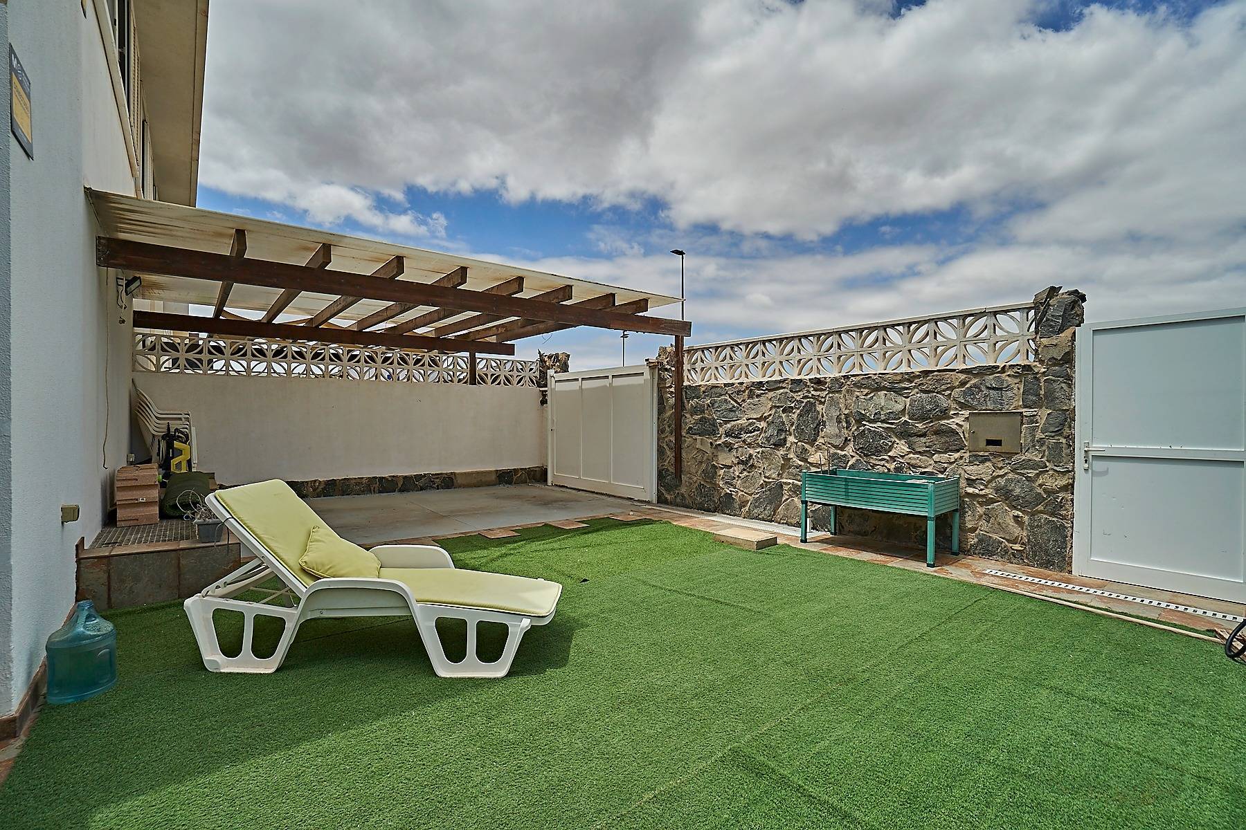 Chalet pareado con terraza y garaje en playa El Burrero
