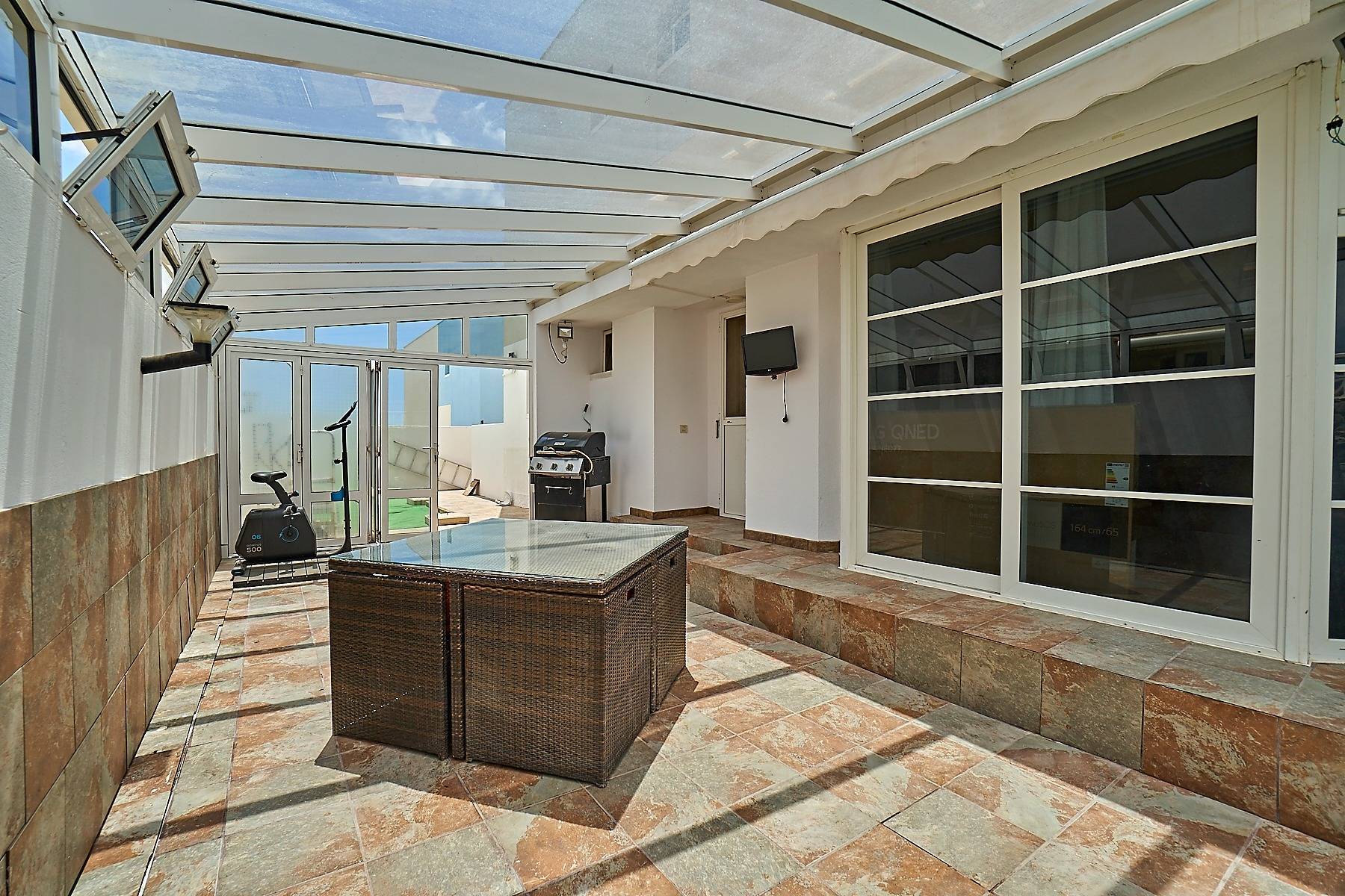 Chalet pareado con terraza y garaje en playa El Burrero