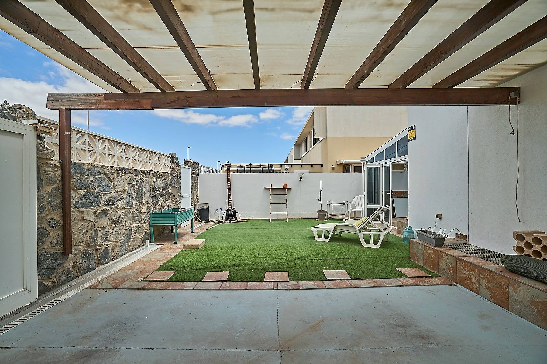 Chalet pareado con terraza y garaje en playa El Burrero