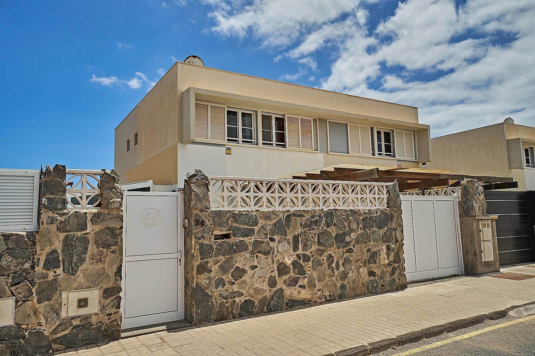 Chalet pareado con terraza y garaje en playa El Burrero