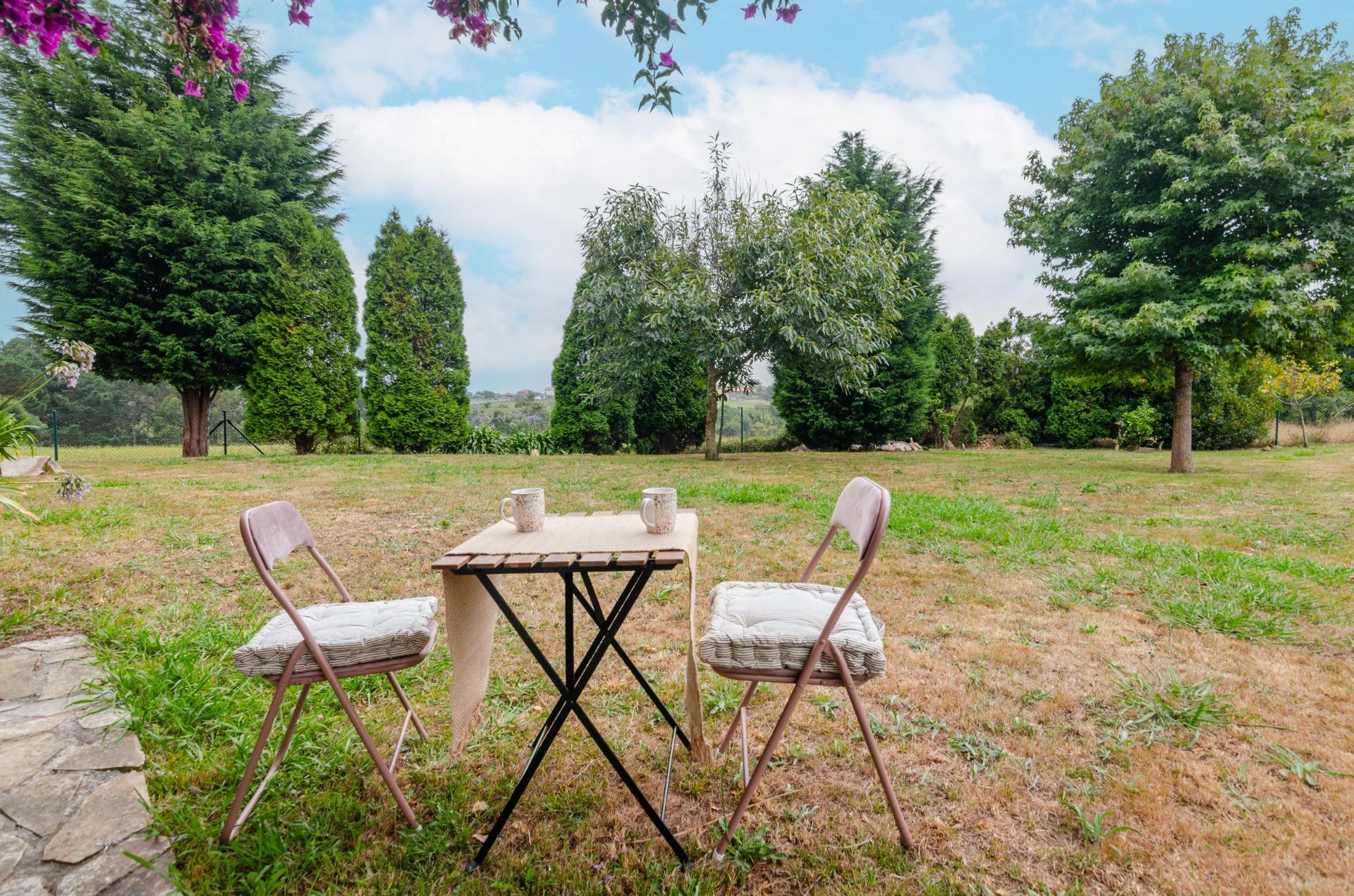 Primera línea de costa, privacidad y vistas eternas al mar Cantábrico.