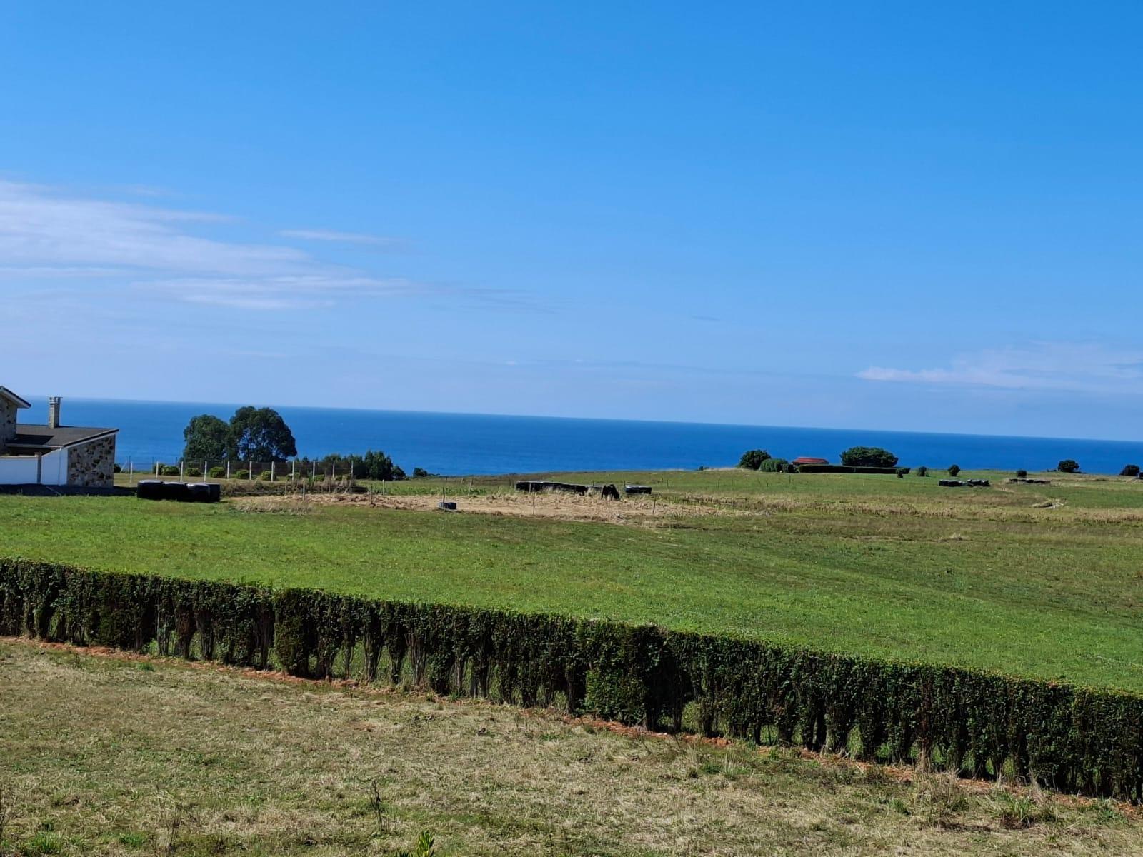 Primera línea de costa, privacidad y vistas eternas al mar Cantábrico.