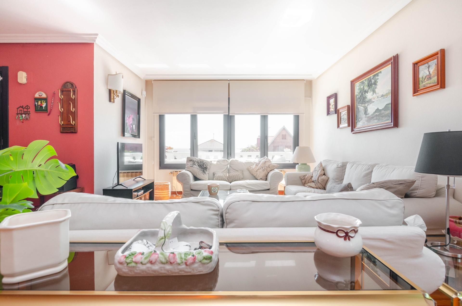 Si buscas una casa especial en Luanco, esta vivienda lo tiene todo: ubicación privilegiada, vistas al mar, piscina privada