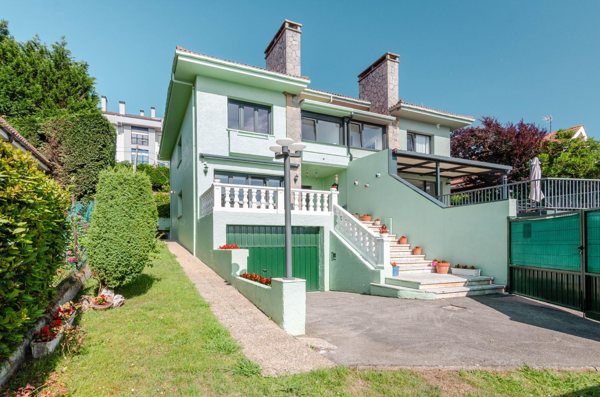 Si buscas una casa especial en Luanco, esta vivienda lo tiene todo: ubicación privilegiada, vistas al mar, piscina privada