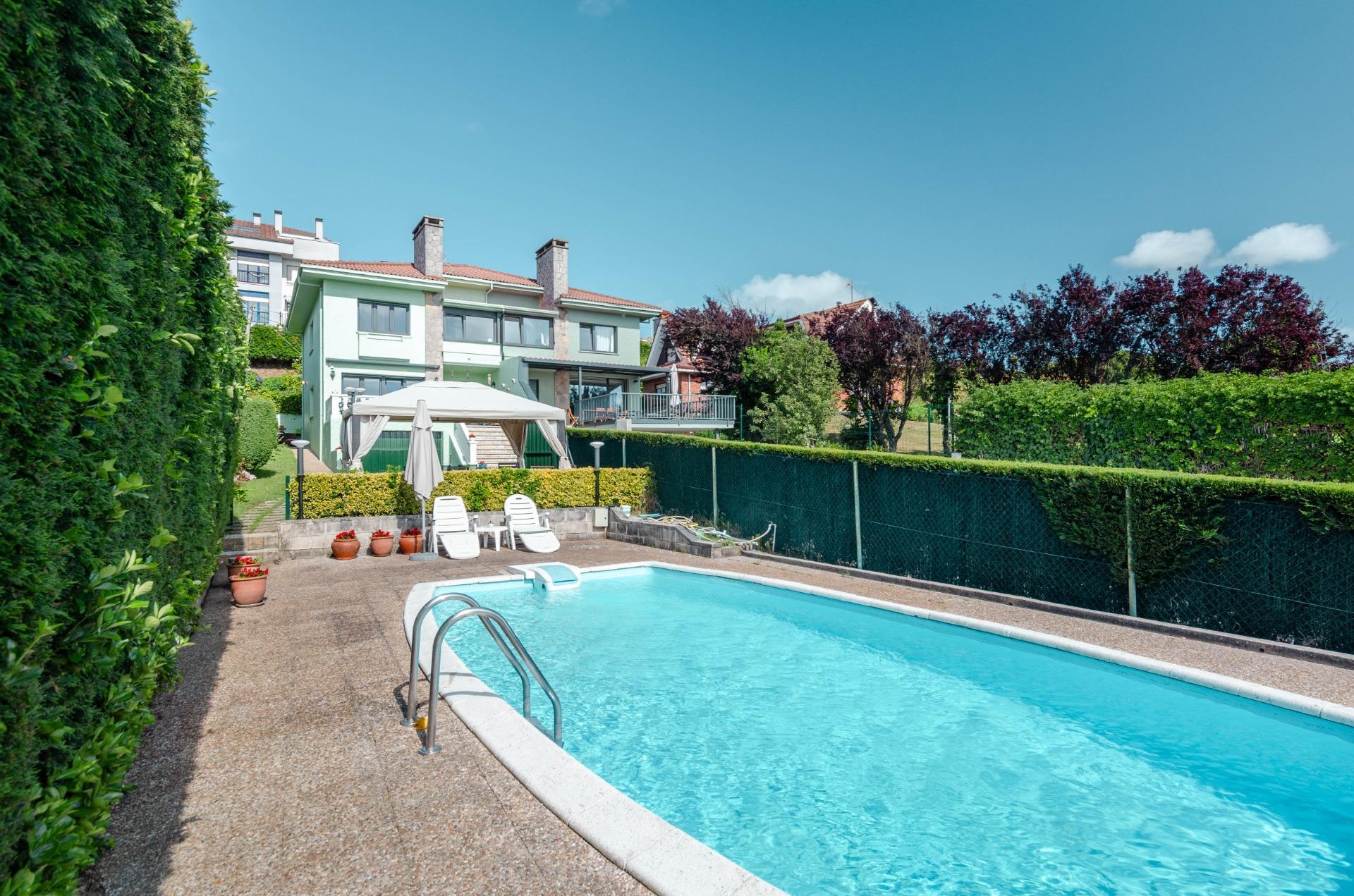 Si buscas una casa especial en Luanco, esta vivienda lo tiene todo: ubicación privilegiada, vistas al mar, piscina privada