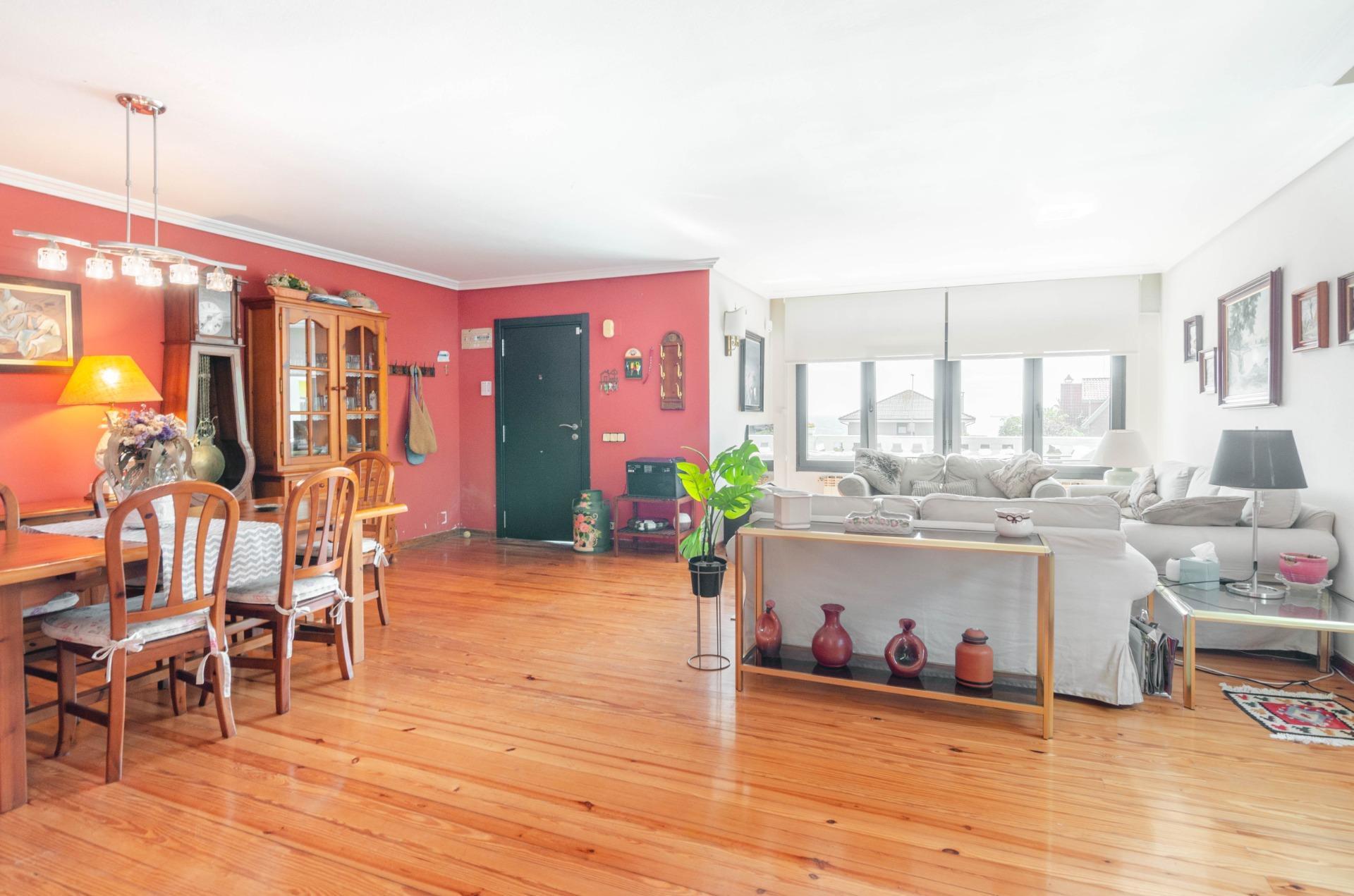 Si buscas una casa especial en Luanco, esta vivienda lo tiene todo: ubicación privilegiada, vistas al mar, piscina privada