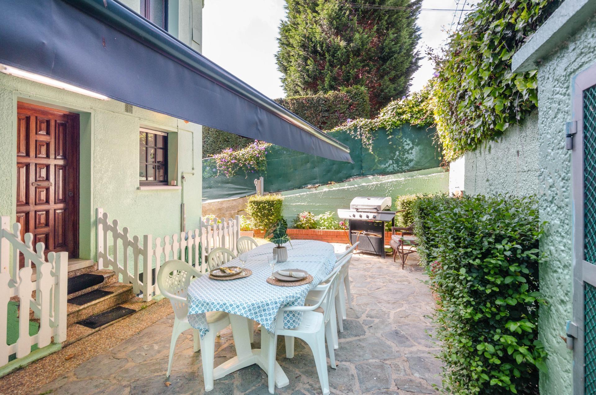 Si buscas una casa especial en Luanco, esta vivienda lo tiene todo: ubicación privilegiada, vistas al mar, piscina privada