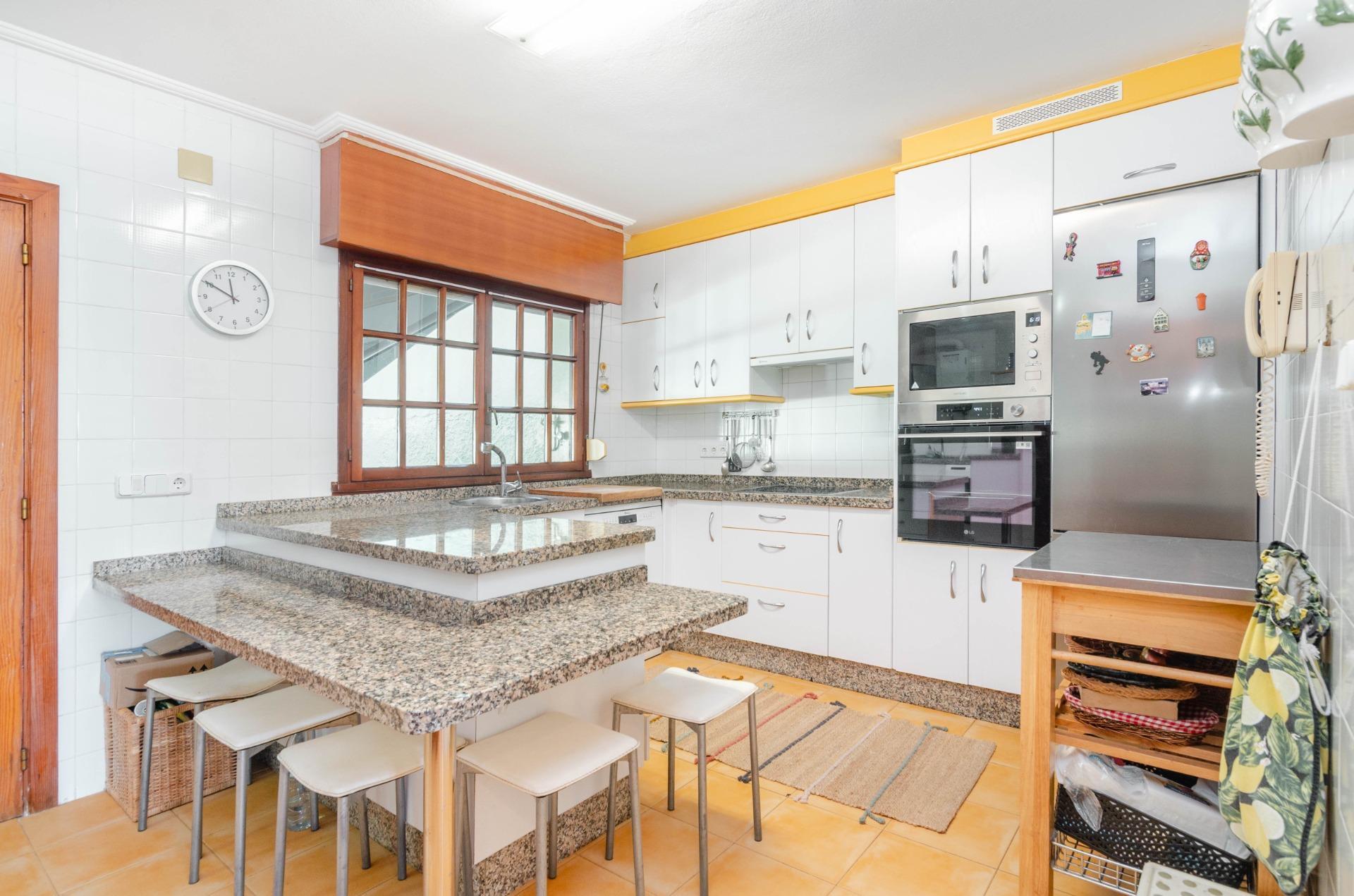 Si buscas una casa especial en Luanco, esta vivienda lo tiene todo: ubicación privilegiada, vistas al mar, piscina privada