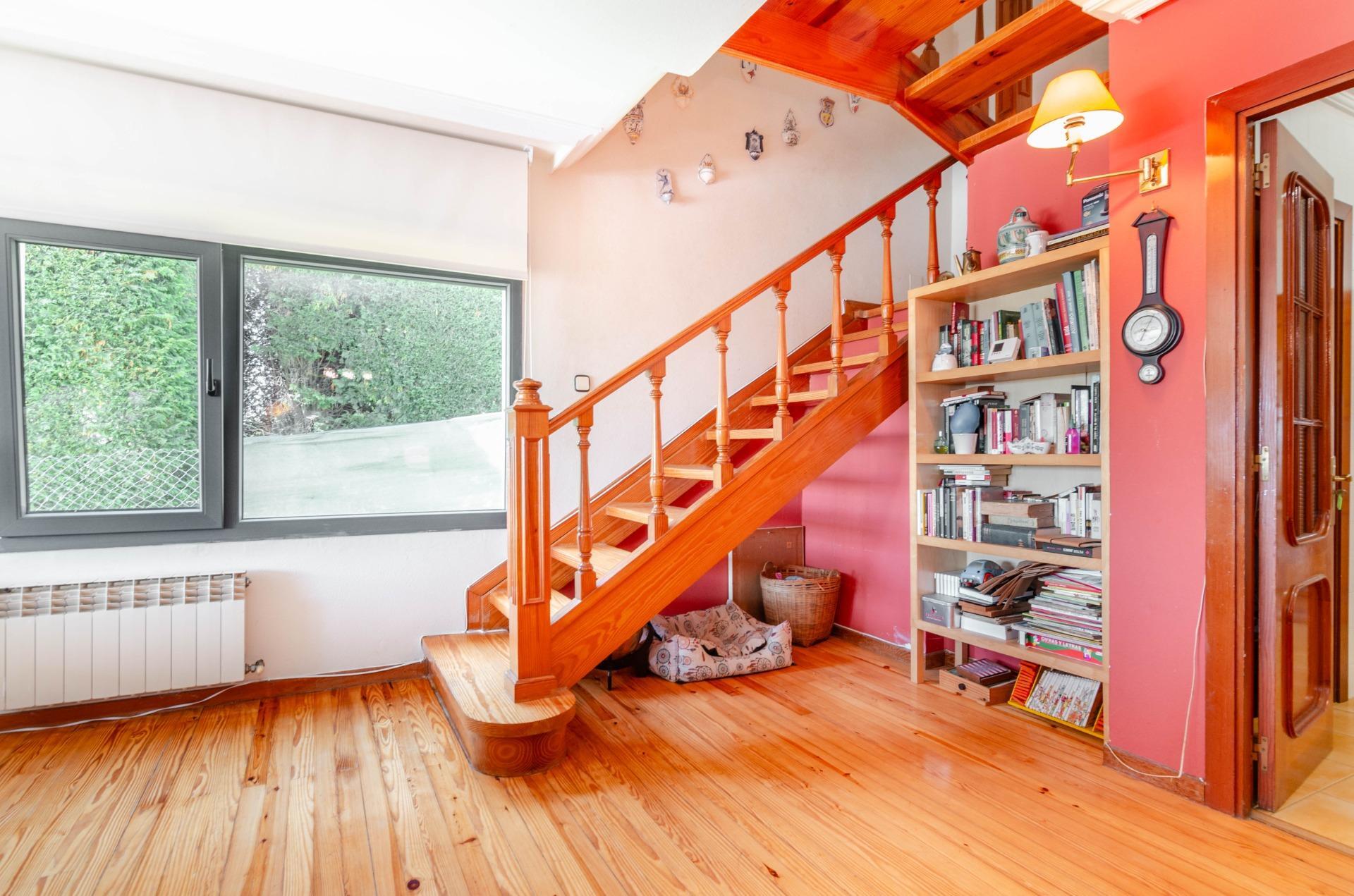 Si buscas una casa especial en Luanco, esta vivienda lo tiene todo: ubicación privilegiada, vistas al mar, piscina privada