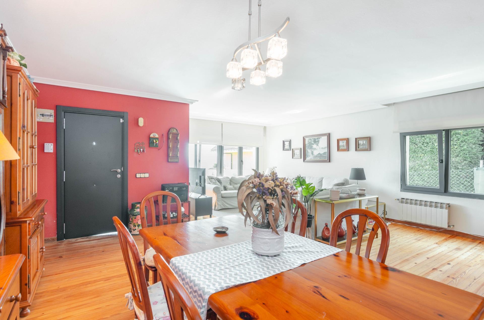 Si buscas una casa especial en Luanco, esta vivienda lo tiene todo: ubicación privilegiada, vistas al mar, piscina privada