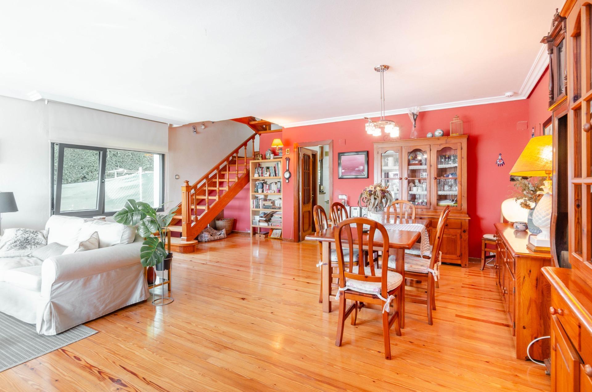 Si buscas una casa especial en Luanco, esta vivienda lo tiene todo: ubicación privilegiada, vistas al mar, piscina privada