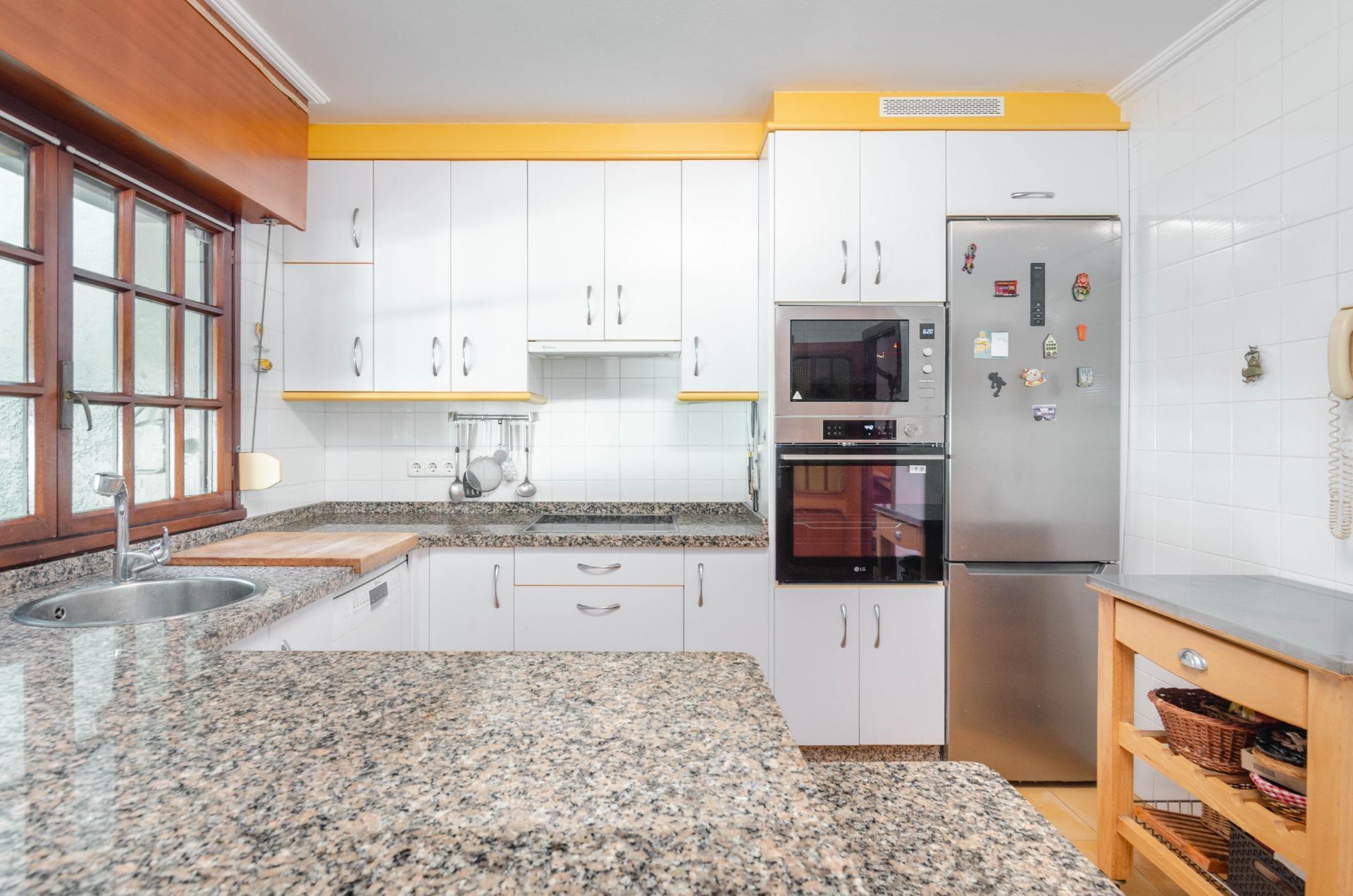 Si buscas una casa especial en Luanco, esta vivienda lo tiene todo: ubicación privilegiada, vistas al mar, piscina privada